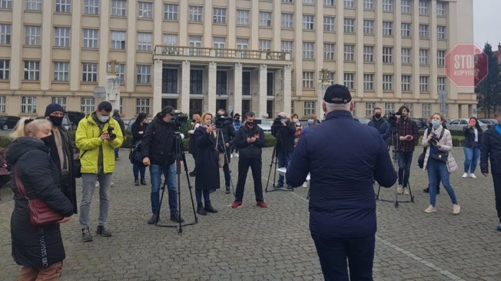 В Ужгороді під стіни ОДА підприємці вийшли на мітинг проти “вибіркового карантину”