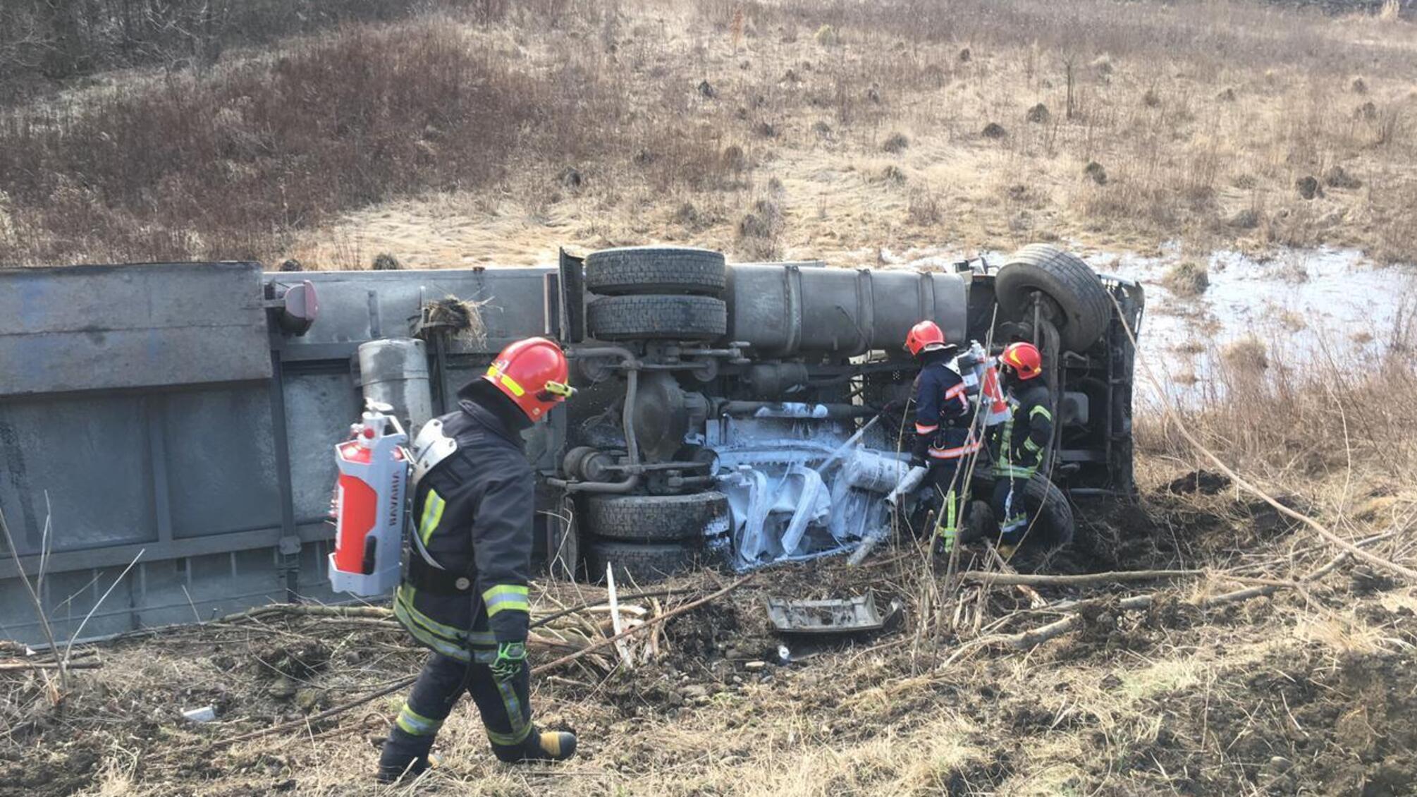 Івано-Франківська область: рятувальники ліквідовують наслідки ДТП