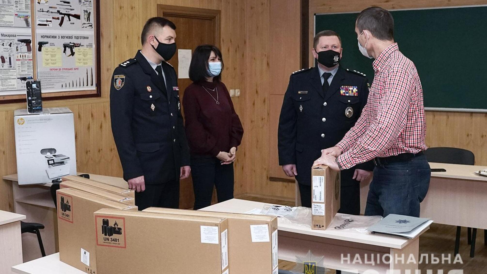 Поліція Хмельниччини отримала від Консультативної місії Євросоюзу комп’ютерну техніку для підрозділів дізнання