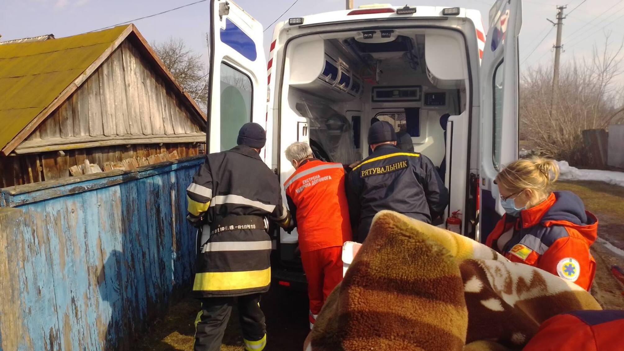 Київська область: рятувальники надали допомогу працівниками швидкої медичної допомоги