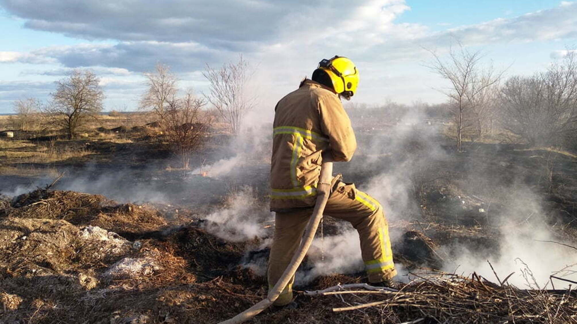 На відкритих територіях Херсонщини 8 разів рятувальники залучалися на гасіння сухої трава, сміття та очерету