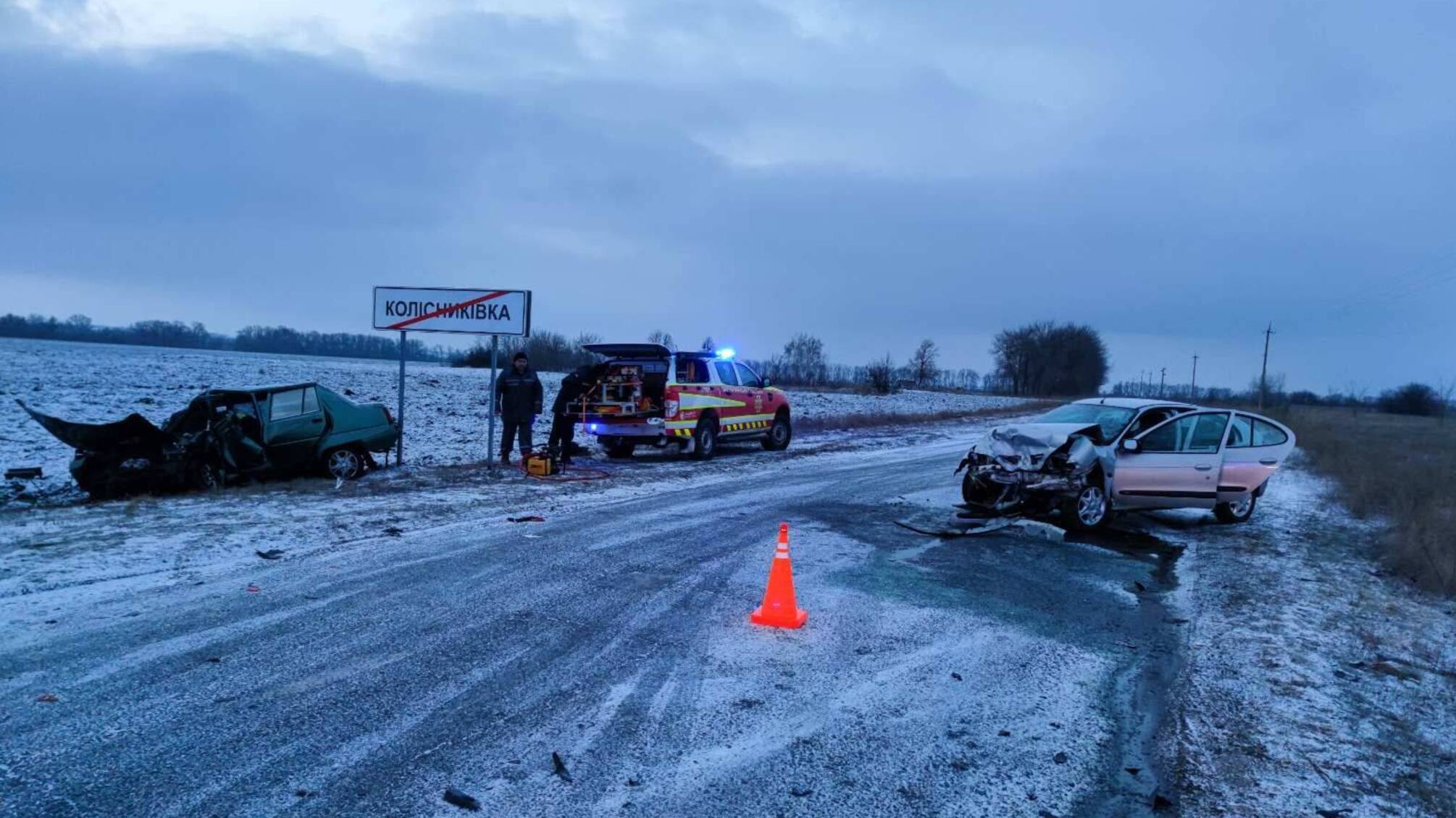 Харківська область: рятувальники вилучили тіла двох загиблих та постраждалого чоловіка з понівечених в результаті ДТП автівок