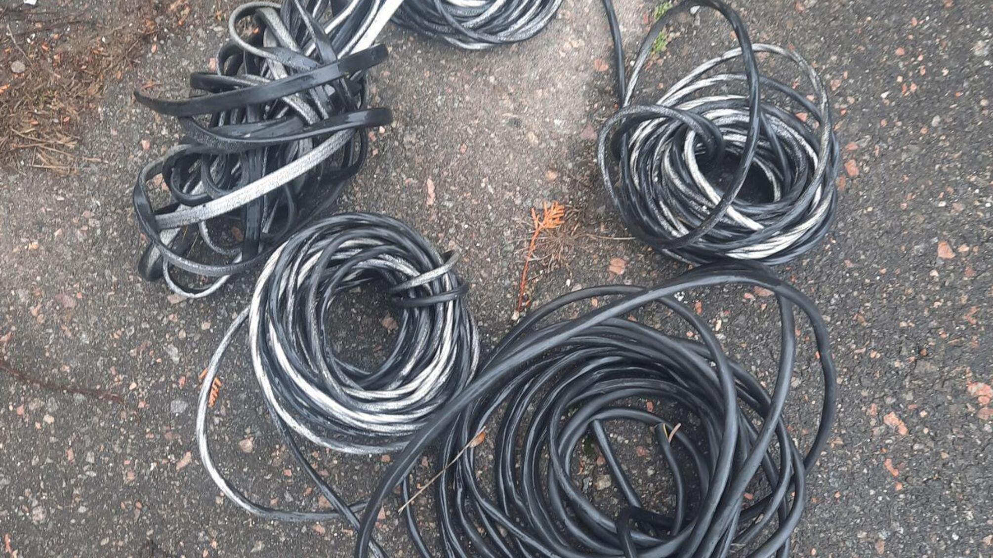 Поліцейські викрили трьох жителів Одещини у крадіжках з нафтопереробного заводу та автомобілів