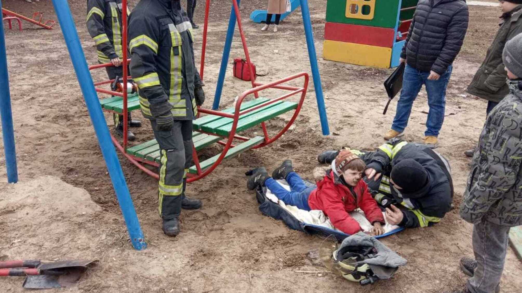 Луганська область: рятувальники вивільнили з «полону» гойдалки шестирічного хлопчика