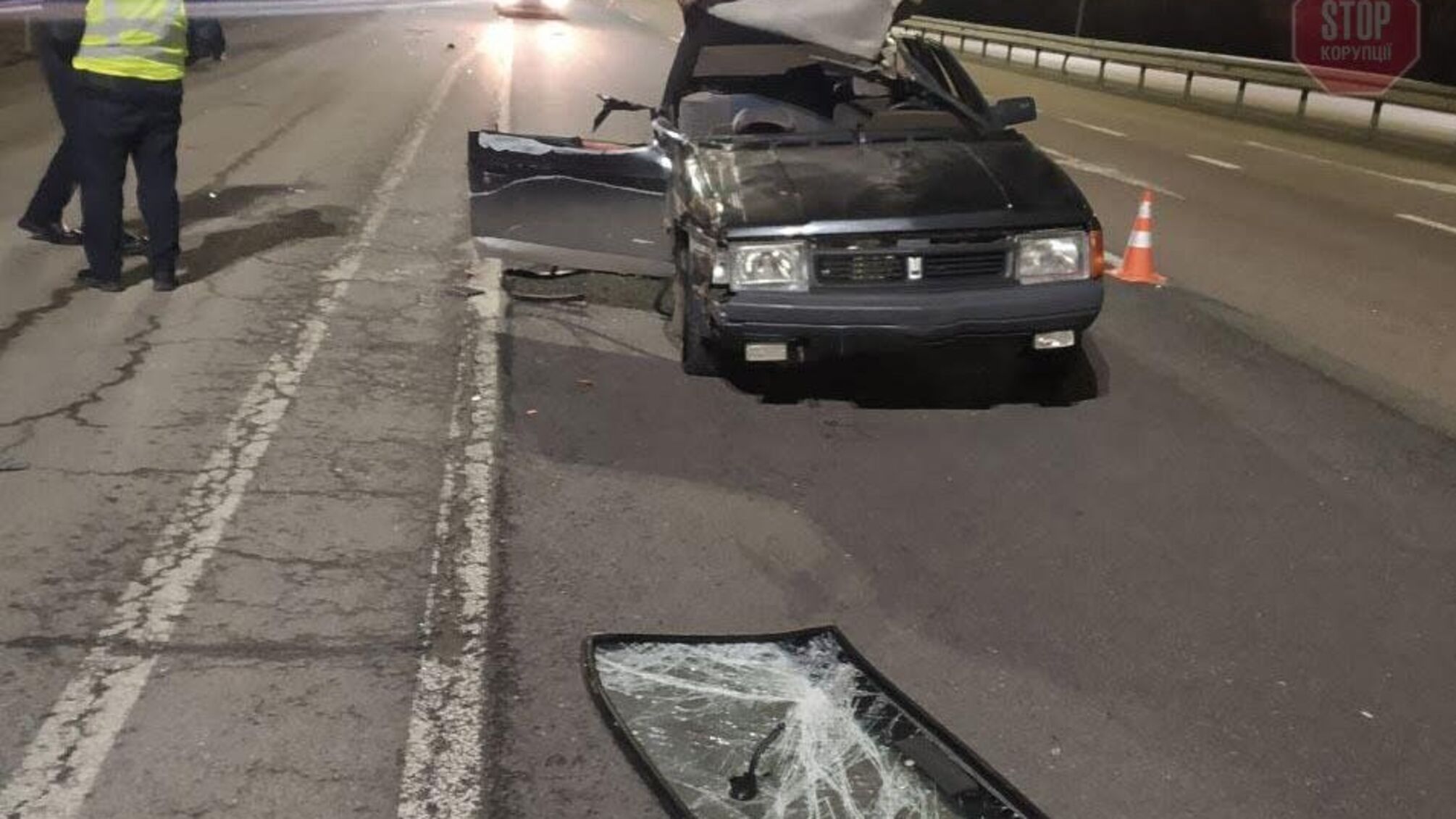 На Рівненщині вантажівка влетіла у легковик, двоє людей постраждали (фото)