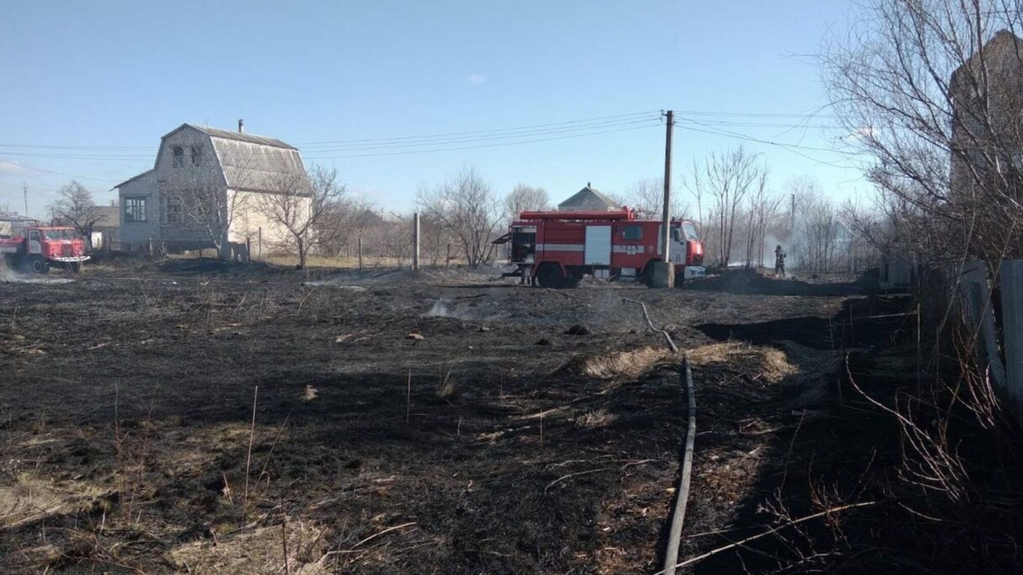 Херсонська область: вогнеборці ліквідували пожежу сухої рослинності на території садового товариства