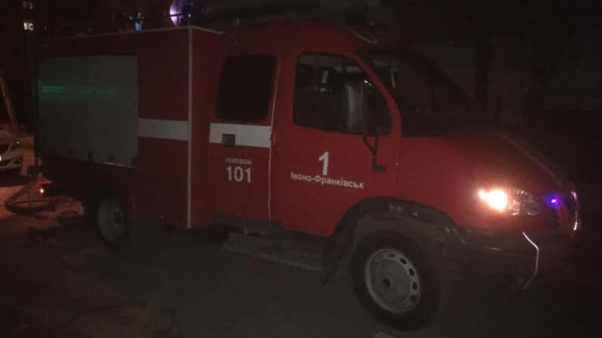 В Івано-Франківську під час пожежі вогнеборці врятували двох людей та собаку