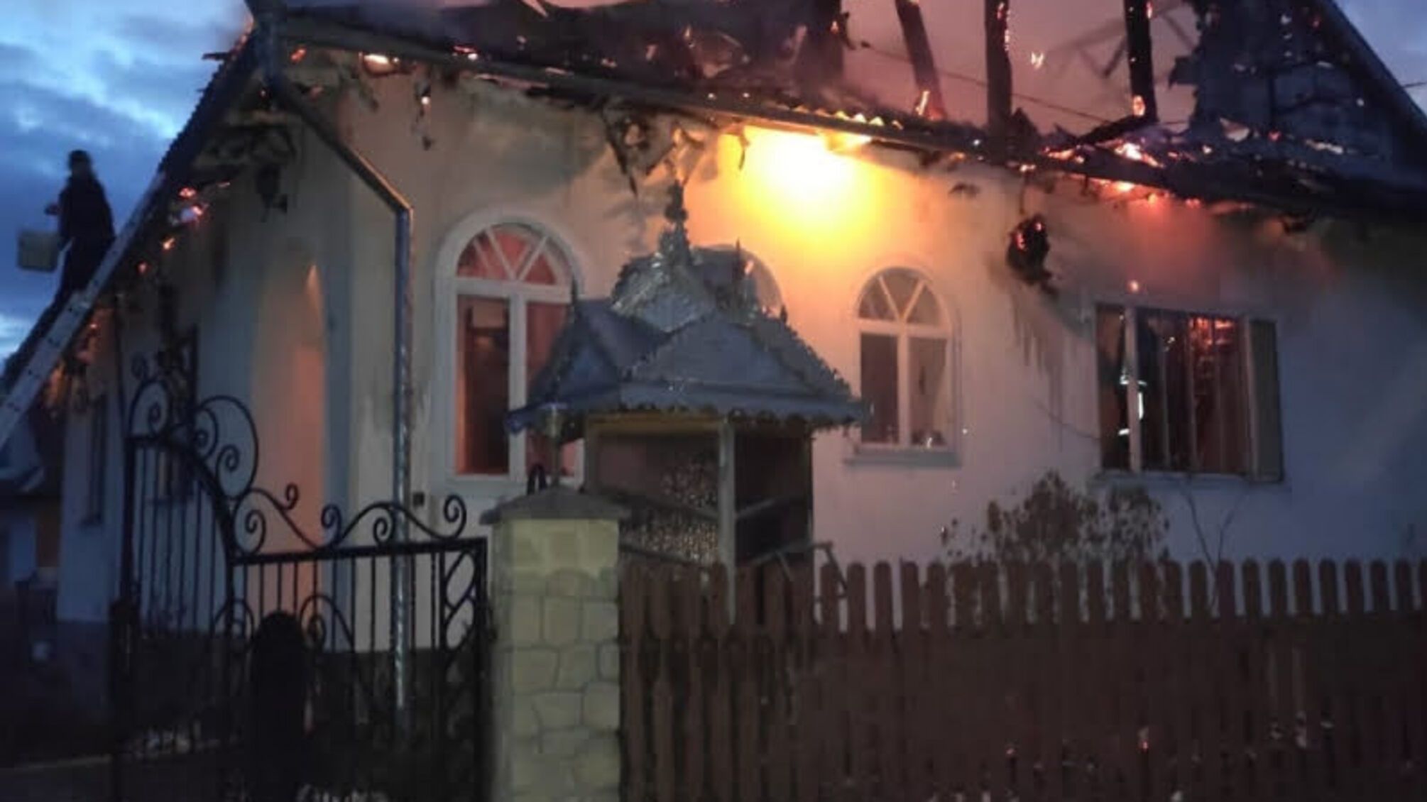 Івано-Франківська область: рятувальники ліквідували пожежу, яка охопила три будівлі