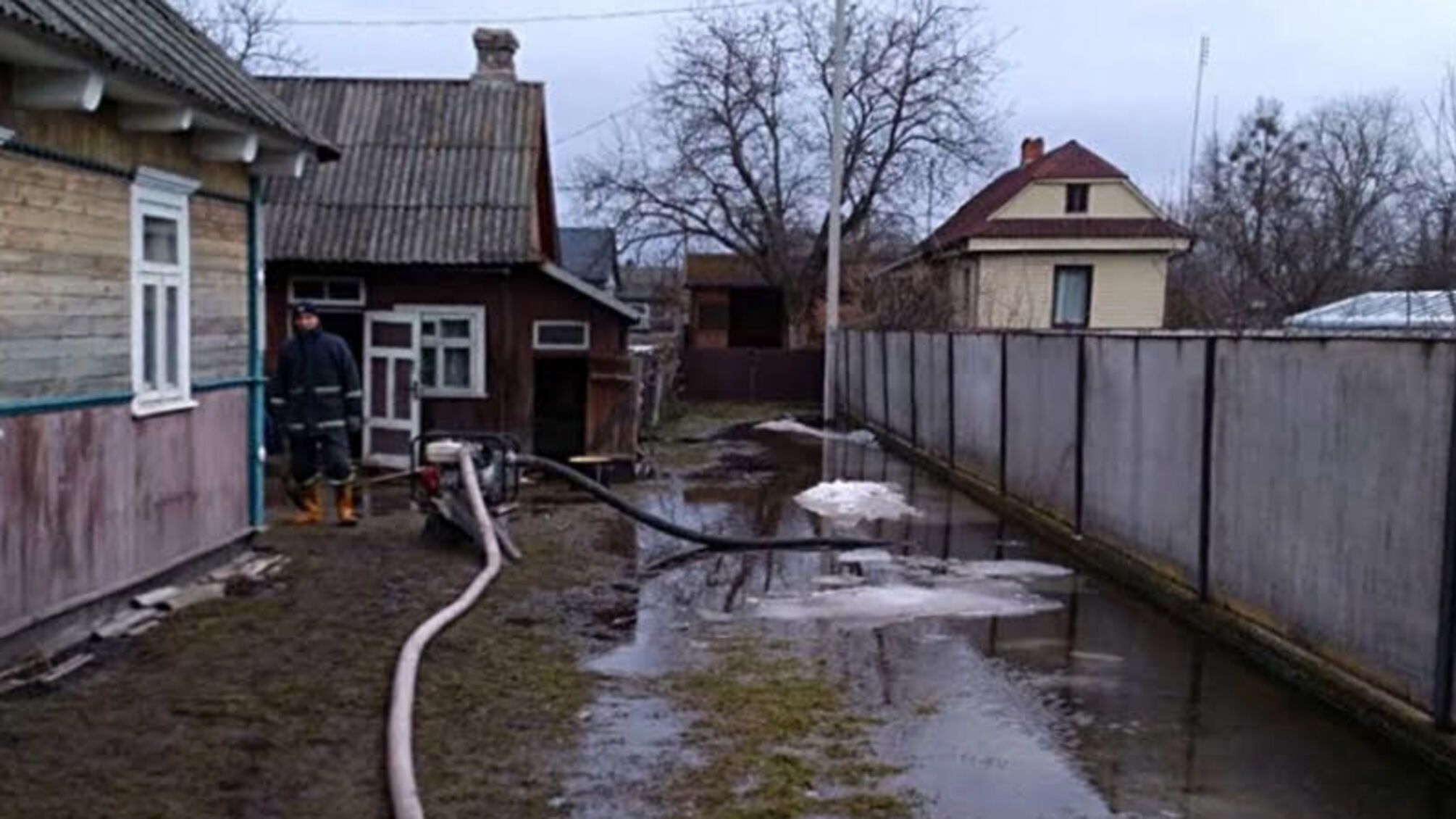 На Волині рятувальники відкачали понад 350 кубометрів талої води з присадибних ділянок