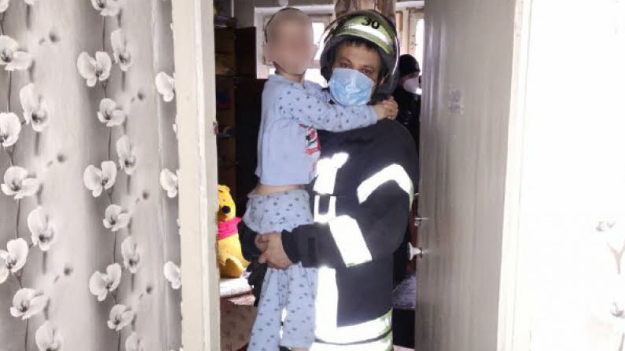 Донецька область: під час гасіння пожежі вогнеборці врятували двох дітей