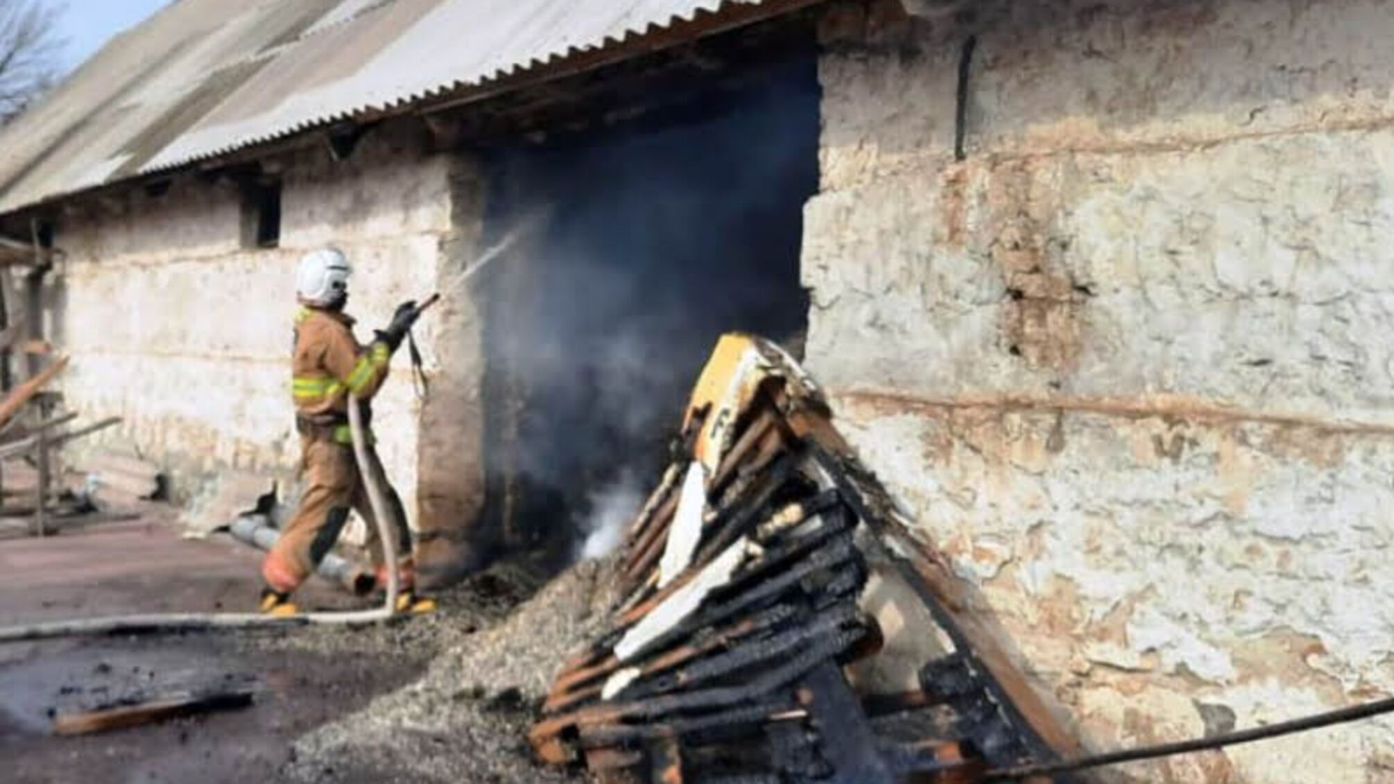 Херсонщина: у Нововоронцовському районі рятувальники ліквідували пожежу складської споруди з відходами соняшнику