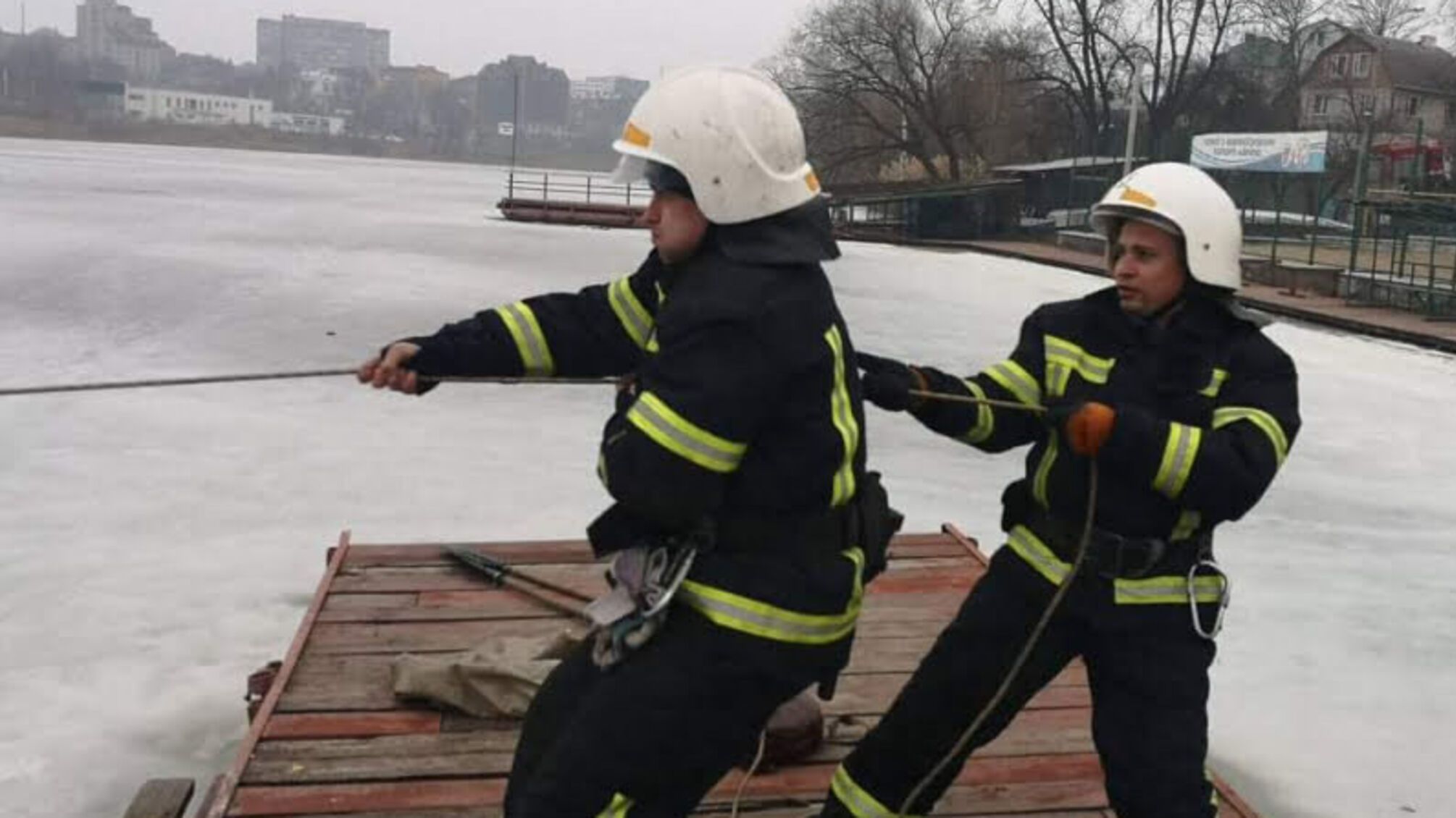 Вінниця: бійці ДСНС врятували з водойми людину