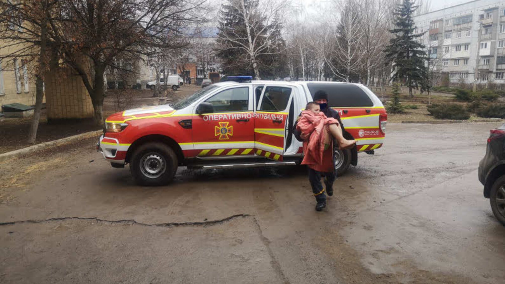 Донецька область: рятувальники транспортували до лікарні хлопчика, який провалився під кригу