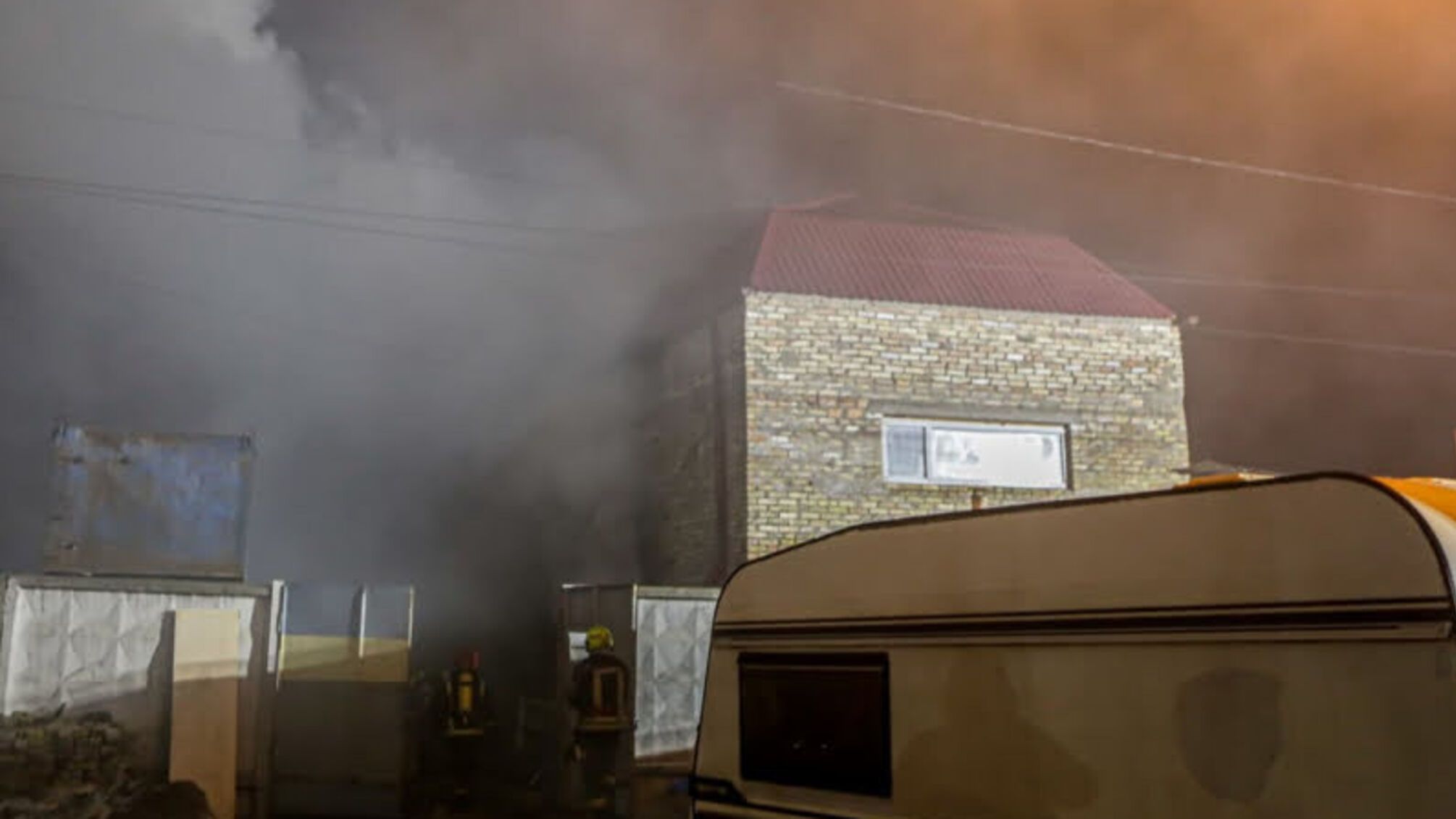 Київ: вогнеборці ліквідували пожежу на території приватної садиби