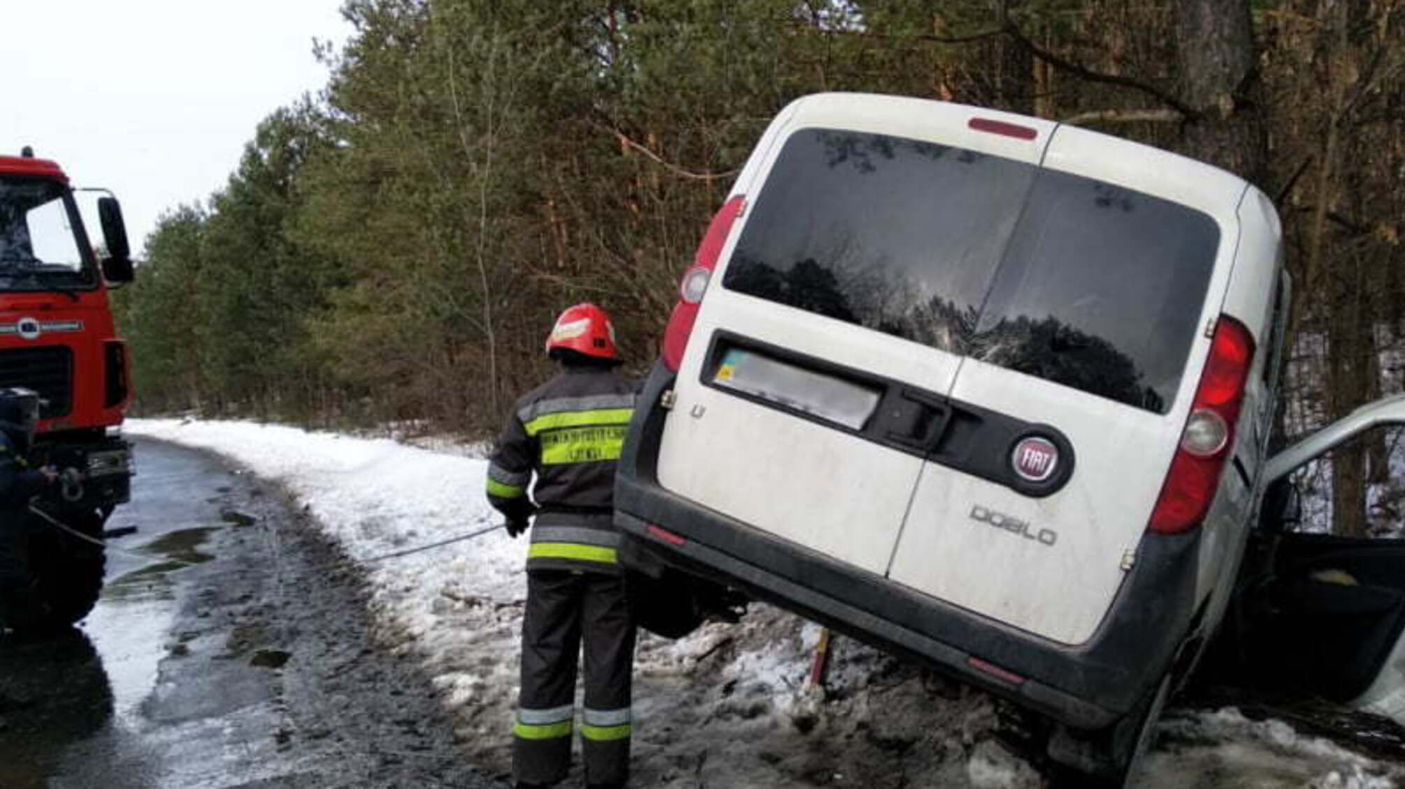 Хмельницька область: рятувальники деблокували травмовану 43-річну жінку з понівеченого внаслідок ДТП автомобіля