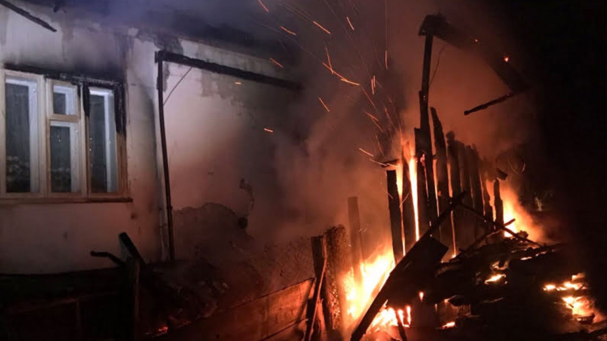 Івано-Франківська область: надзвичайники врятували житловий будинок, приборкавши пожежу в Косівському районі