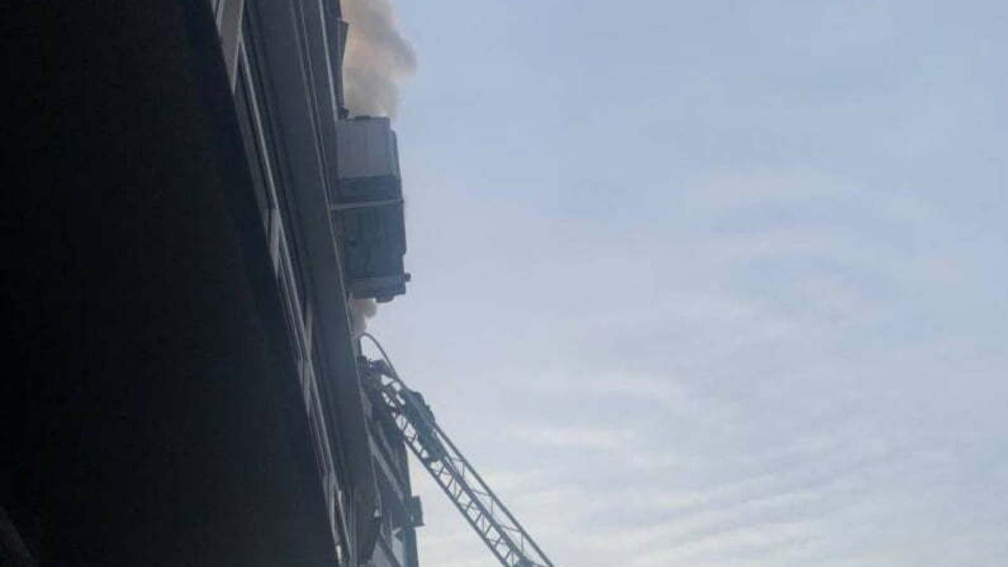Харків: під час пожежі у висотному житловому будинку вогнеборцями врятовано 82- річну жінку, ще 10 чоловік було евакуйовано