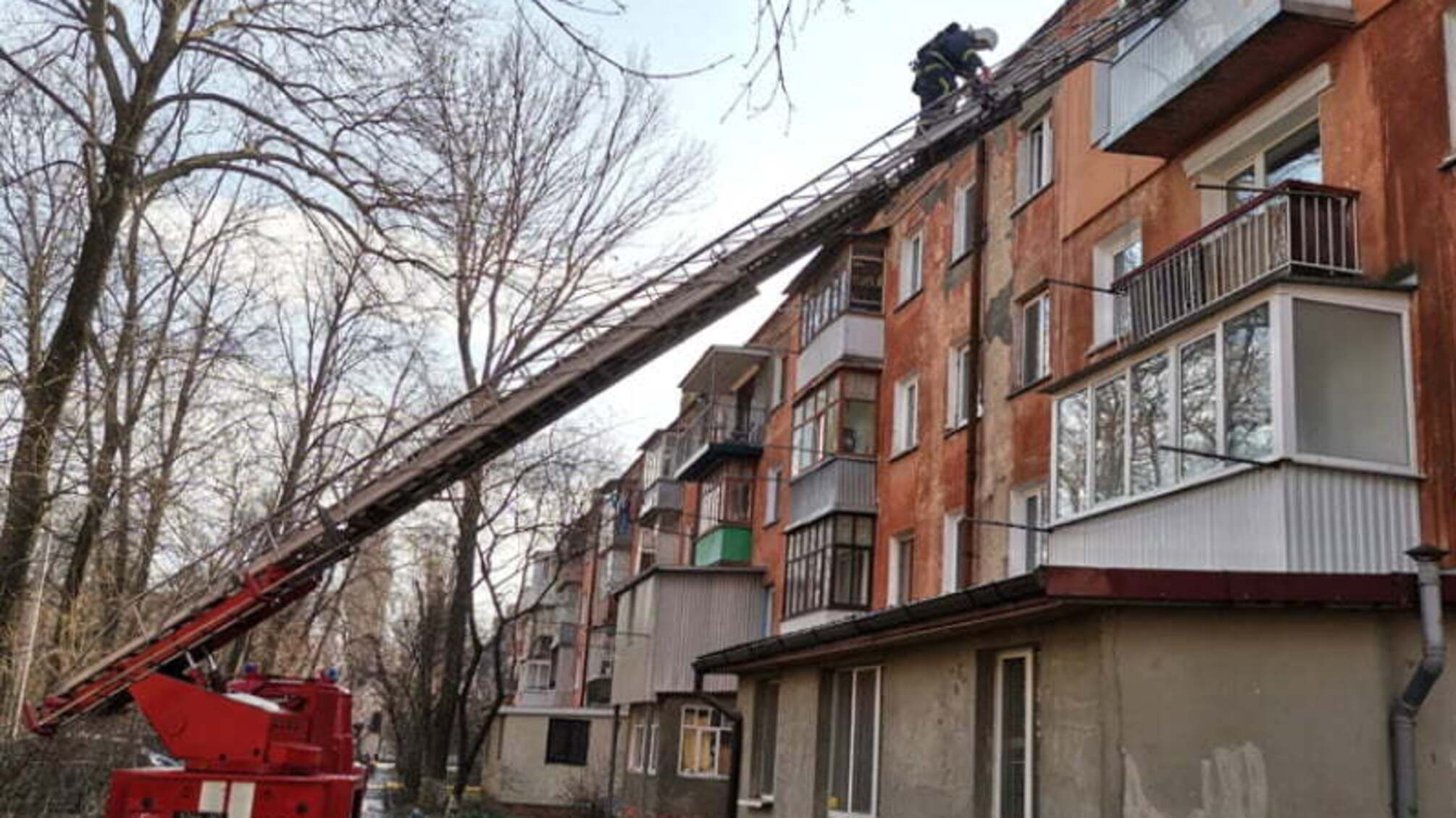 Хмельниччина: у Кам`янці-Подільському вогнеборці ліквідували пожежу на балконі житлової квартири