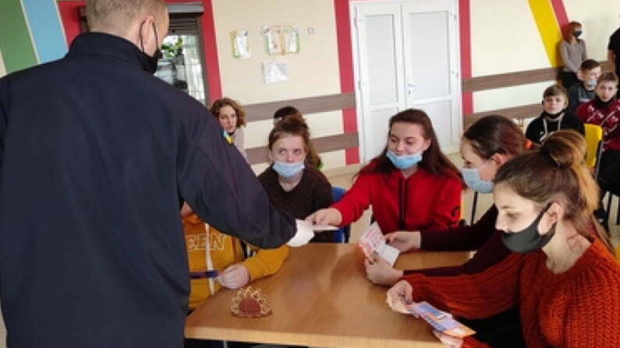 Донецька область: рятувальники розповіли школярам, що робити у разі виявлення вибухонебезпечних предметів