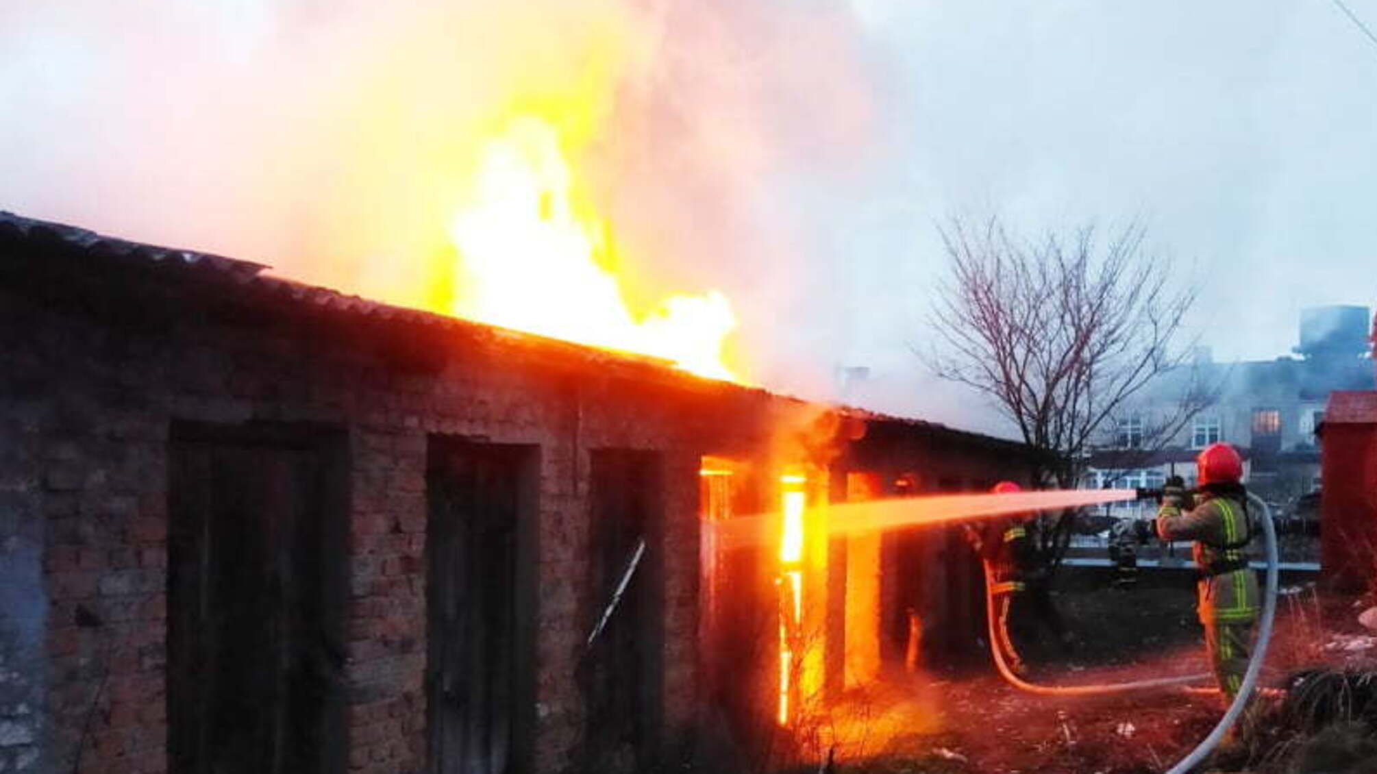 Хмельниччина: у Шепетівці вогнеборці врятували від знищення вогнем господарчу споруду