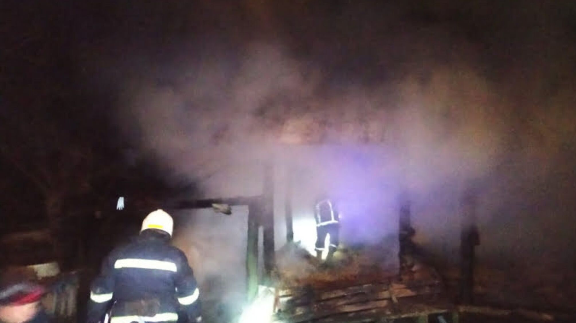 Івано-Франківська область: калуські рятувальники ліквідували пожежу господарського комплексу.