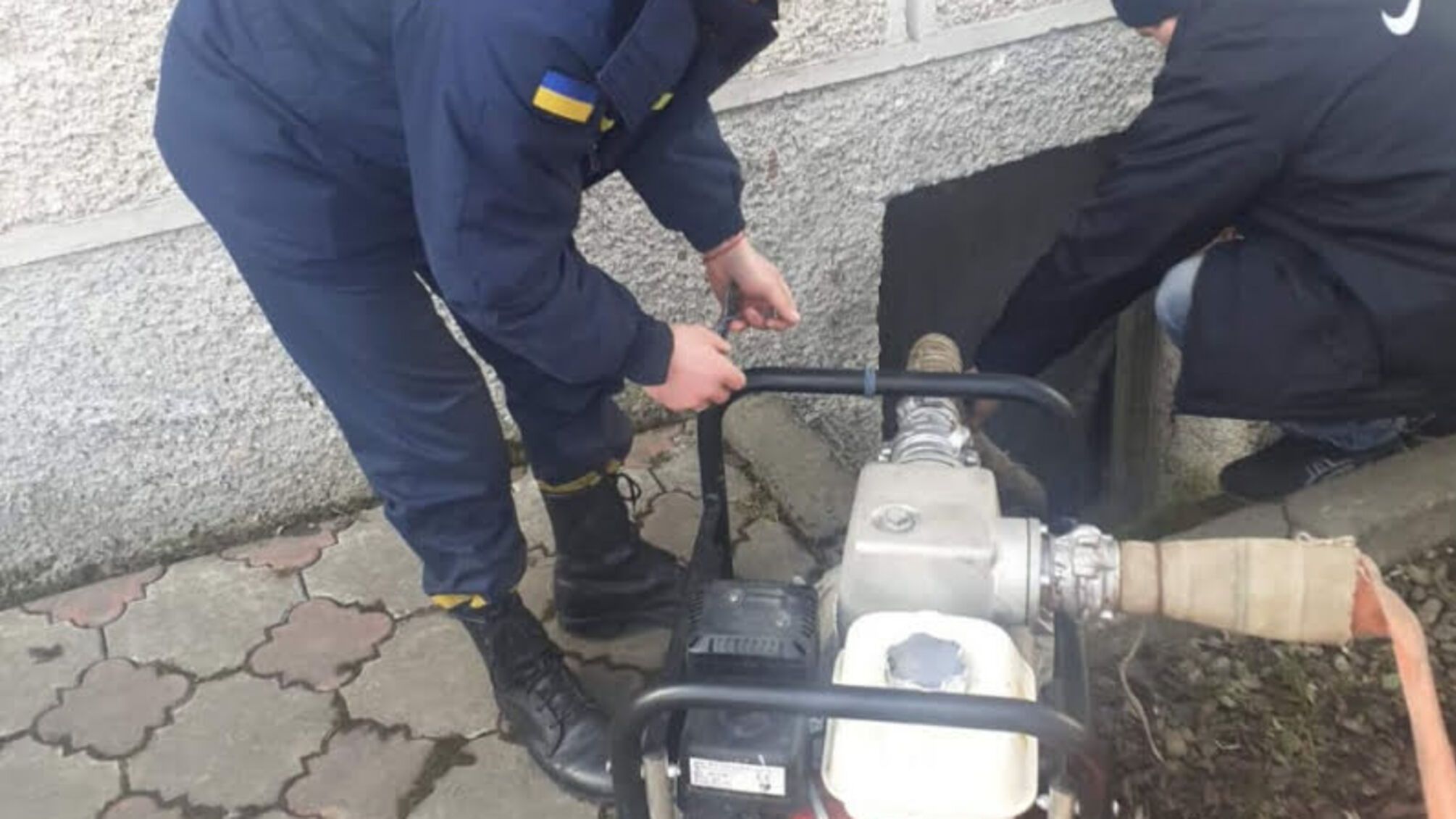 Івано-Франківська область: рятувальники відкачали воду з підвальних приміщень