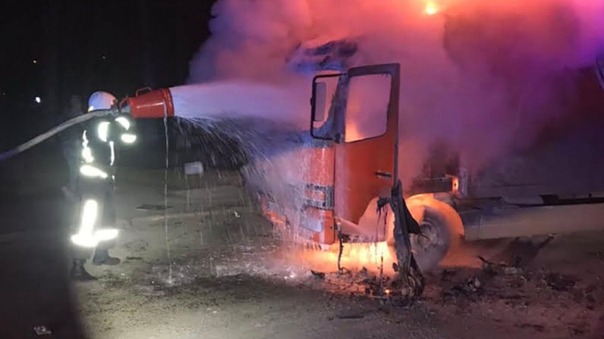 Миколаїв: рятувальники ліквідували пожежу вантажного автомобіля