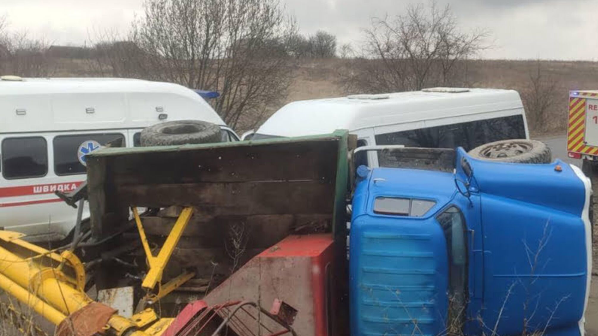 Хмельниччина: у Старокостянтинові рятувальники ліквідували наслідки ДТП, в якій травмовано чоловіка