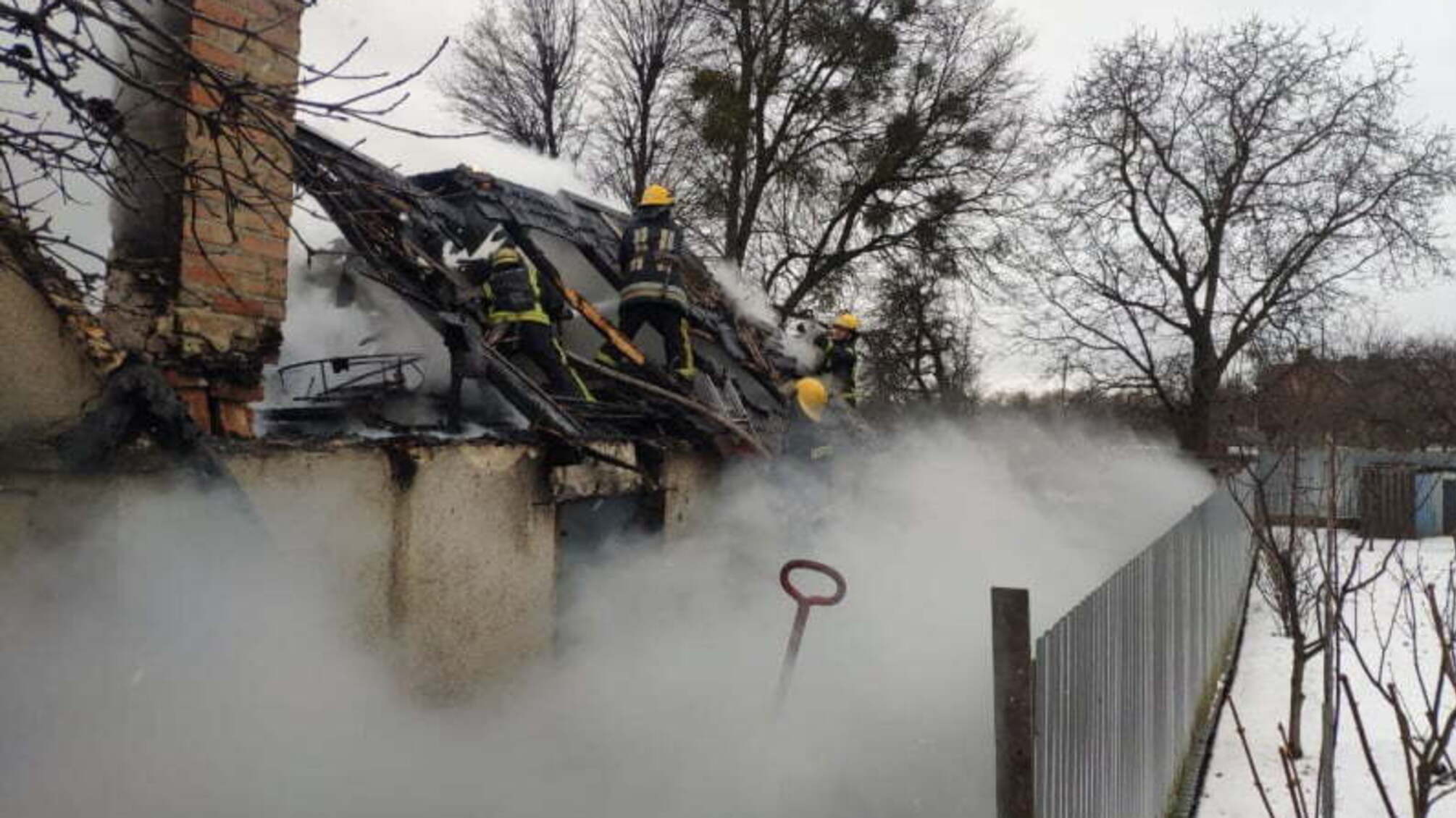 На Волині рятувальники ліквідували пожежу в господарській будівлі