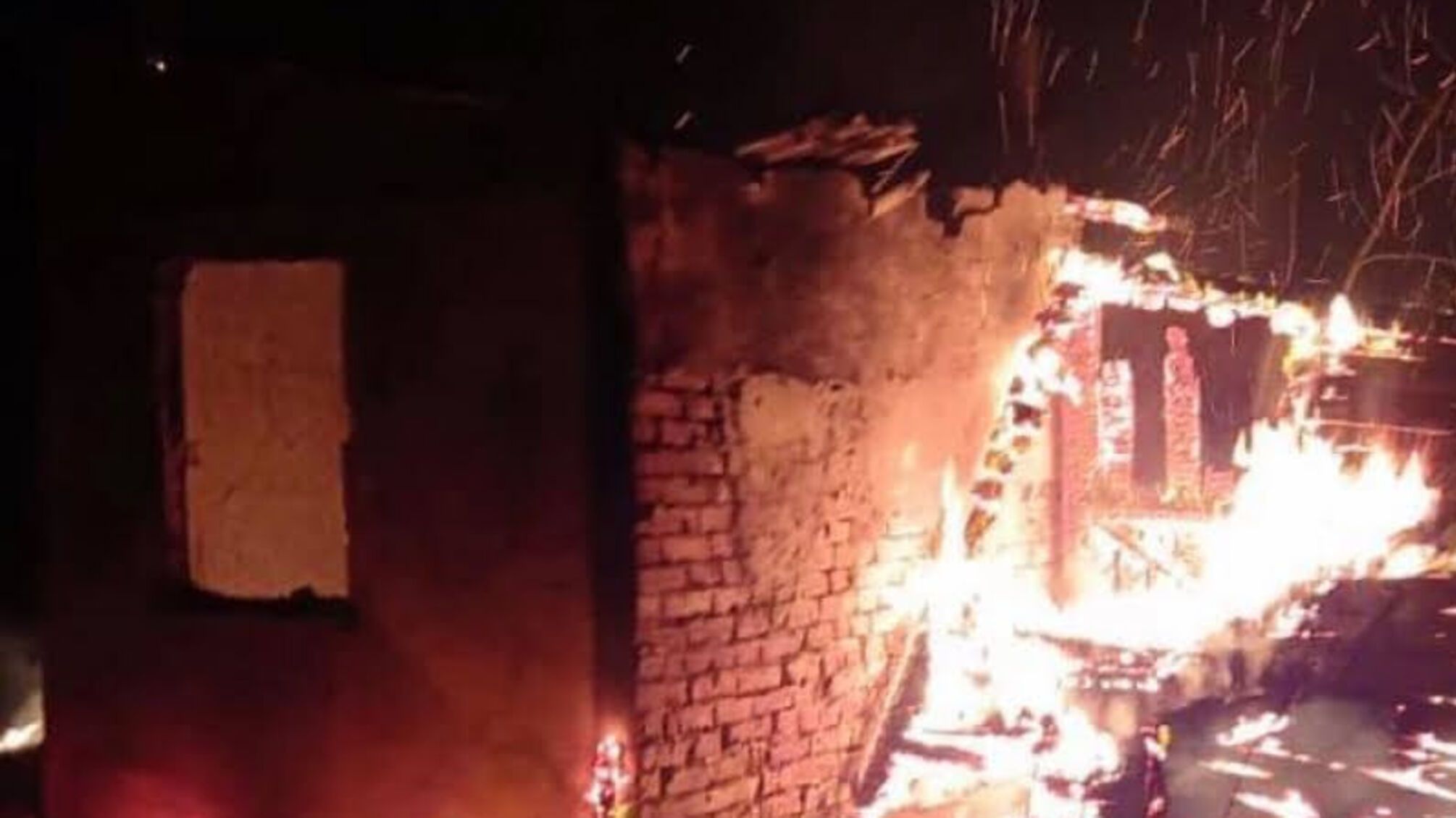 Львівська область: вогнеборці ліквідували пожежу в безгосподарській будівлі