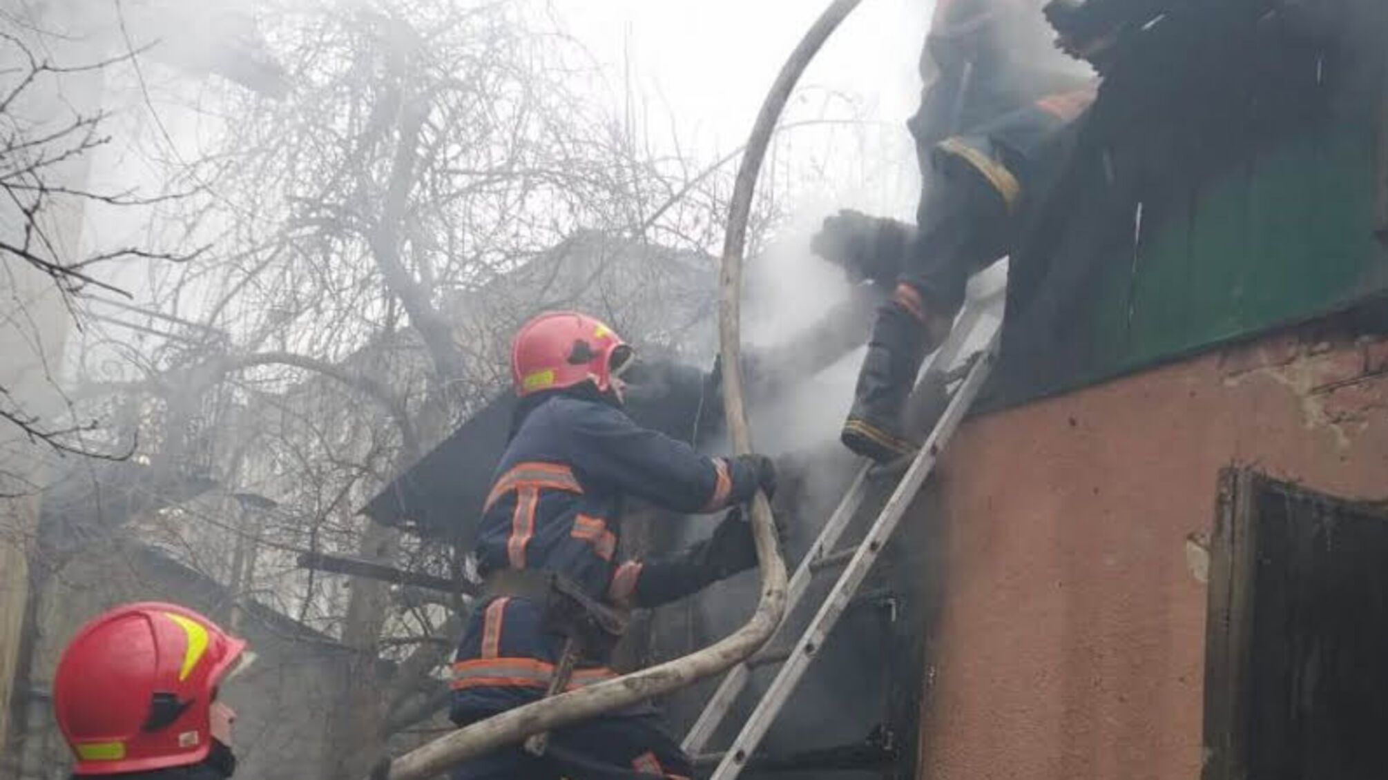 Івано-Франківська область: вогнеборці Івано-Франківська врятували чоловіка під час ліквідації пожежі в недіючій будівлі в обласному центрі