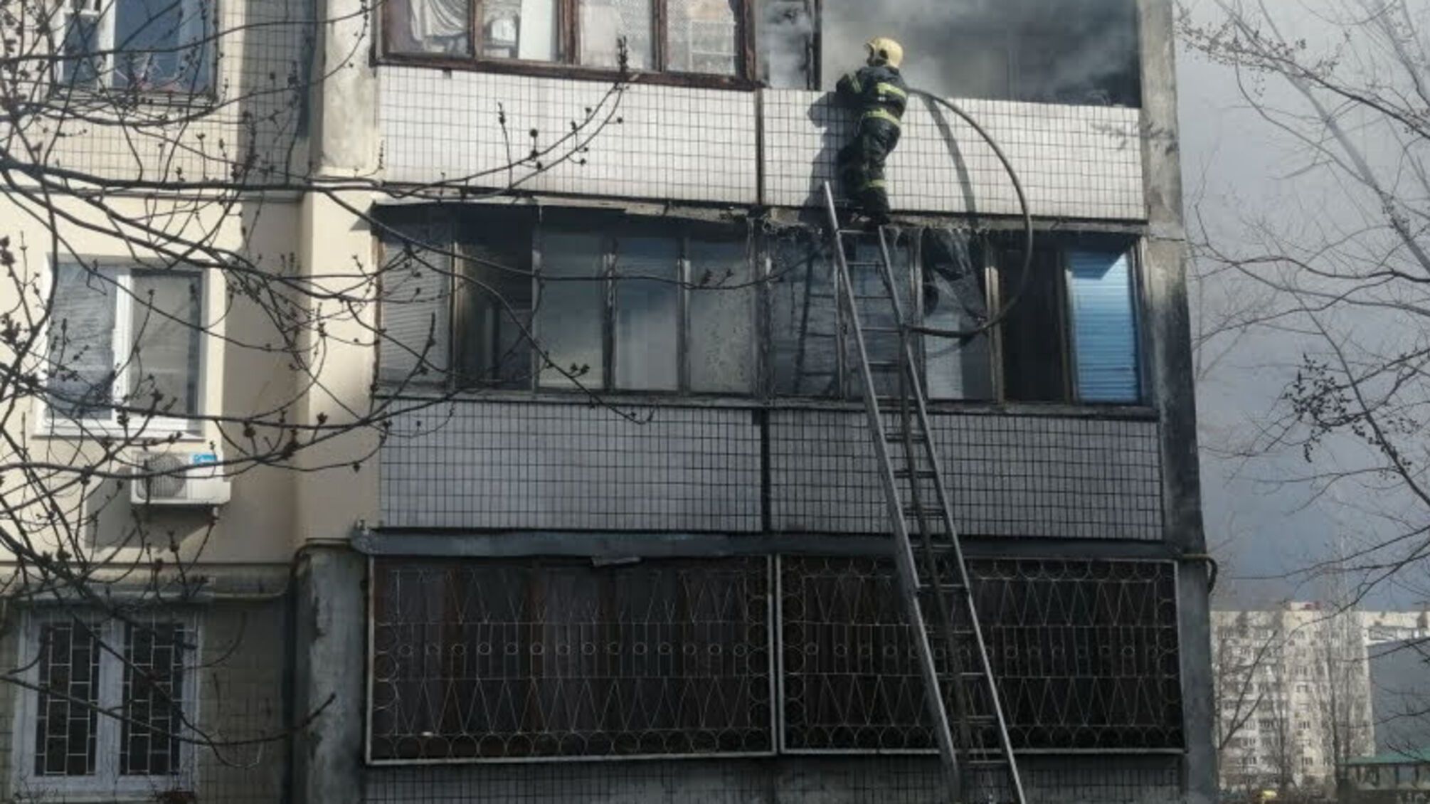 м.Київ: рятувальники ліквідували пожежу на балконі однієї з квартир