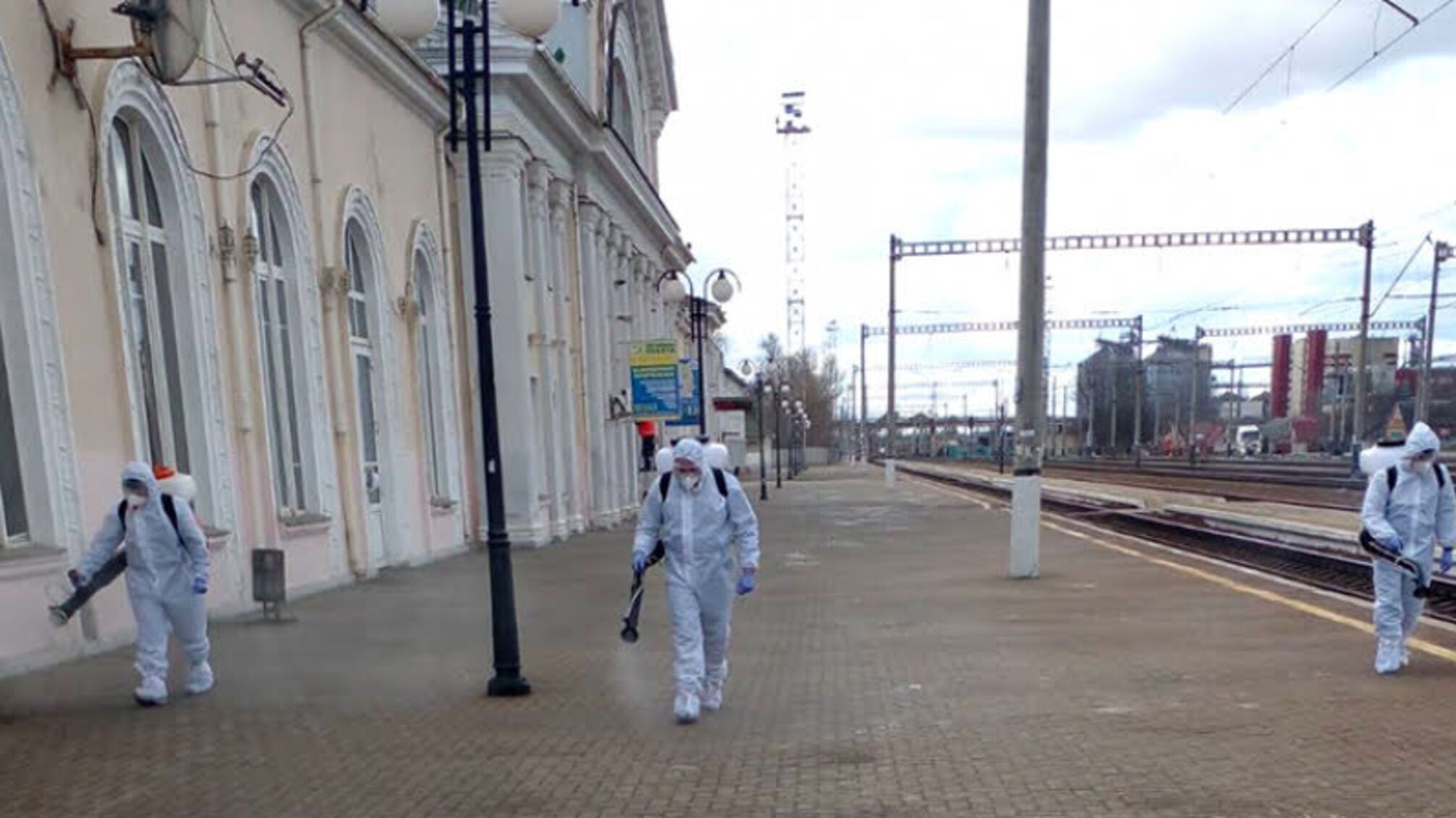 Полтавська область: рятувальники продезінфікували територію вокзалу станції Полтава-Київська