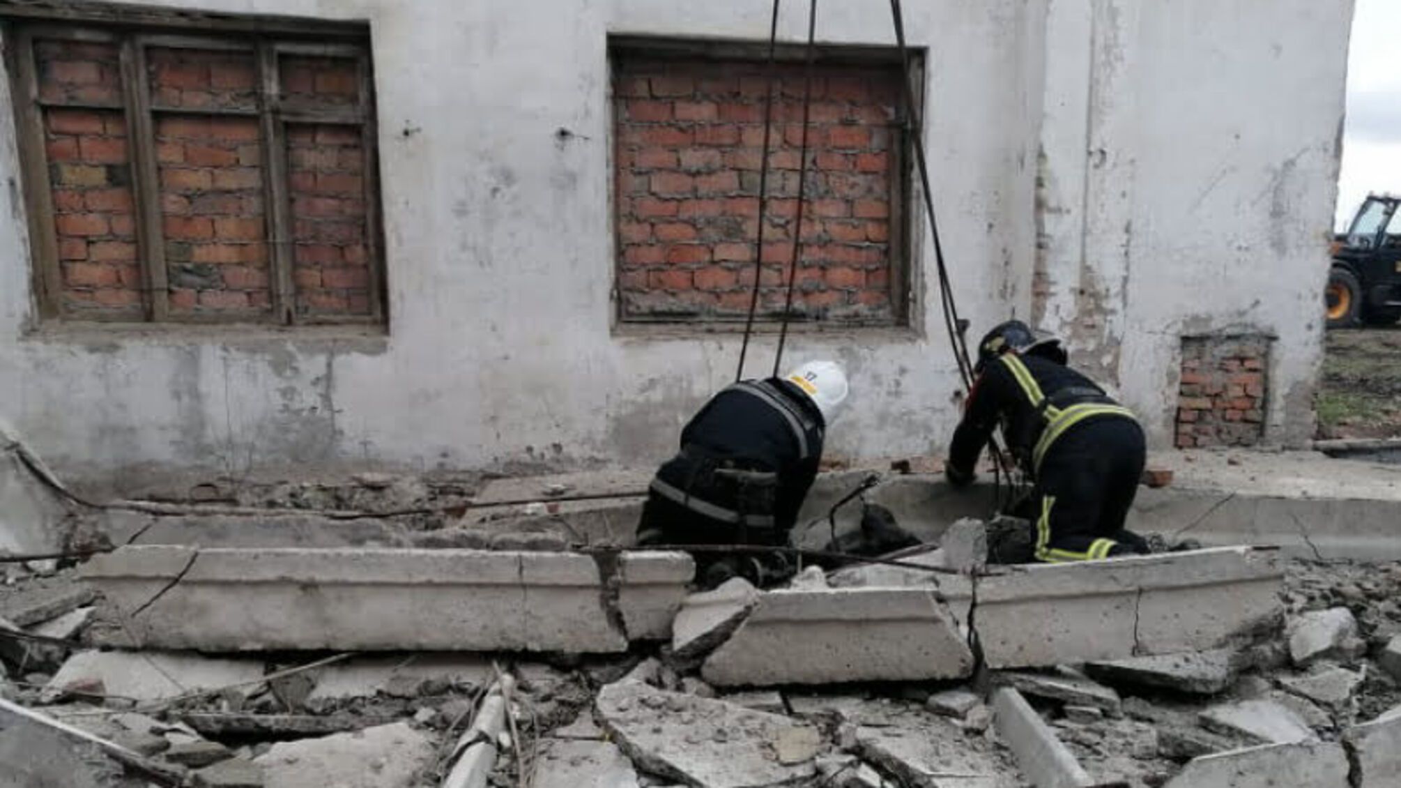 Миколаївська область: рятувальники деблокували з-під залізобетонної плити тіло загиблого підлітка