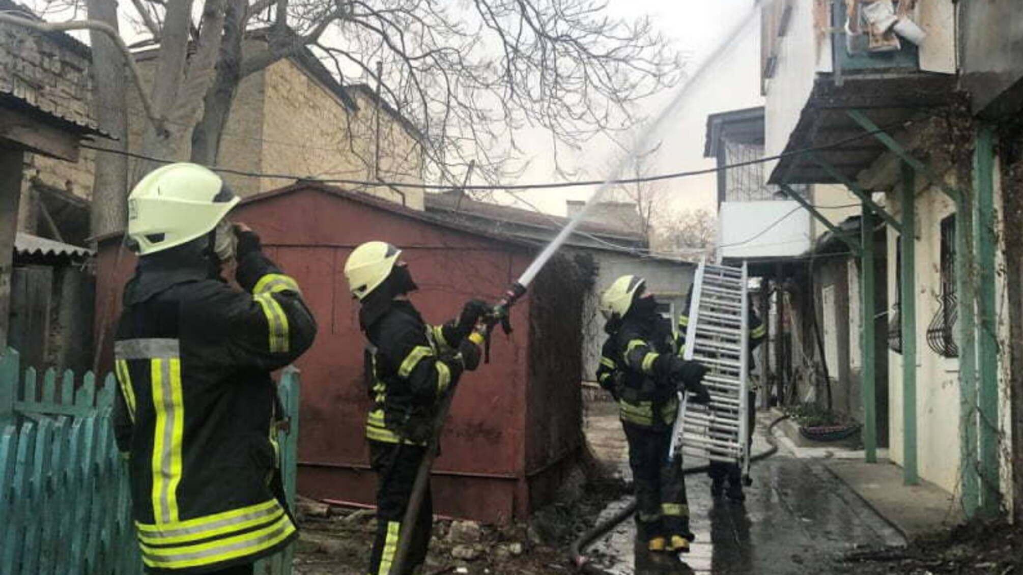 м. Одеса: рятувальники ліквідували загорання у двоповерховому житловому будинку