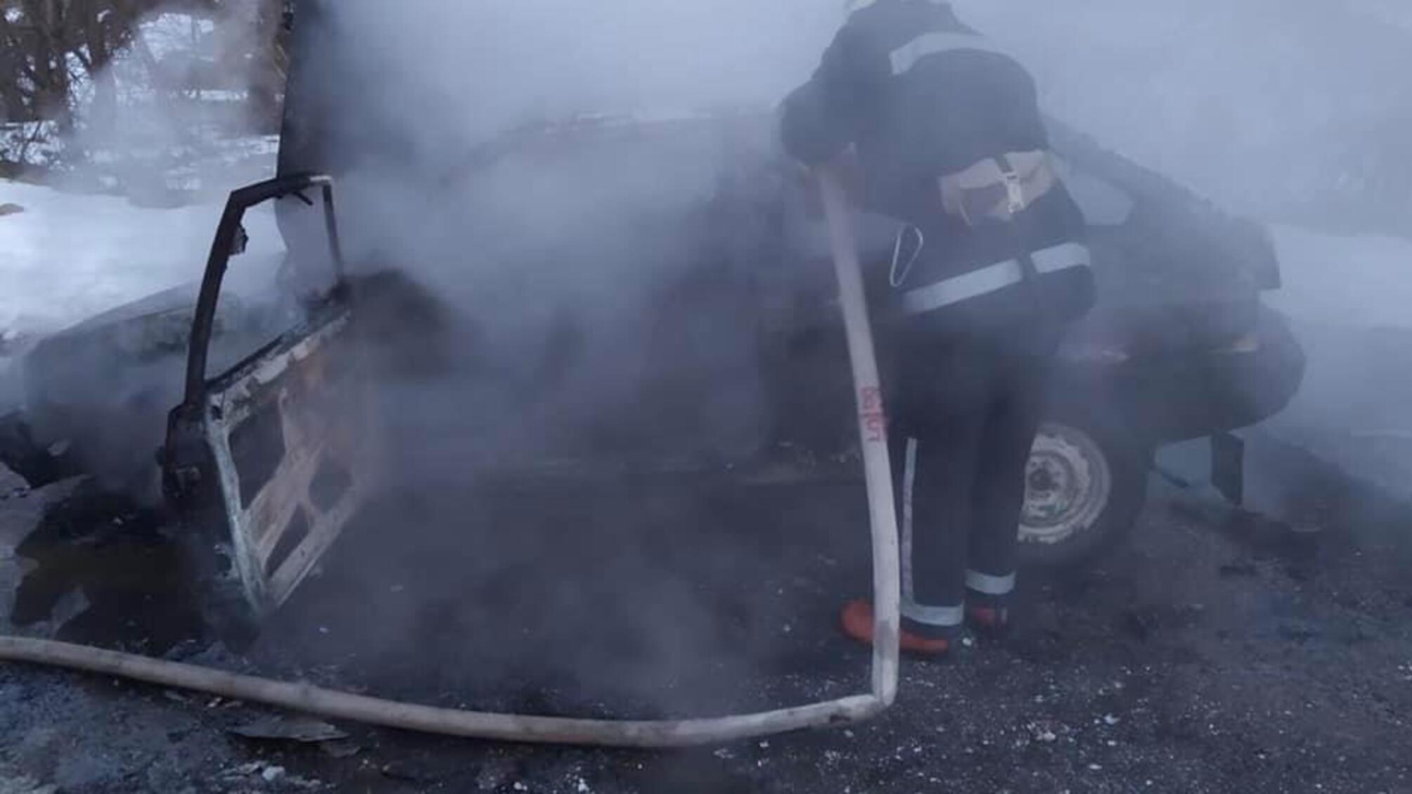 Львівщина: вогнеборці ліквідували займання в автомобілі