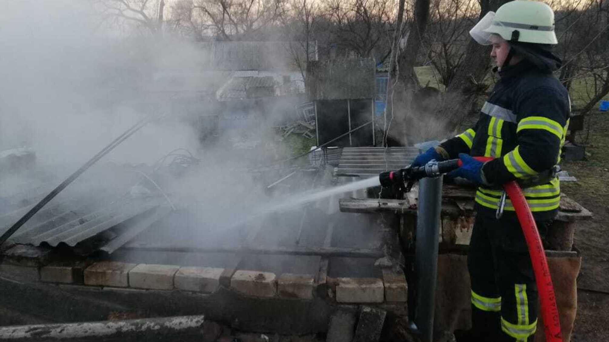 Херсонщина: у Великоолександрівському районі рятувальники ліквідували пожежу літньої кухні на території приватного домогосподарства
