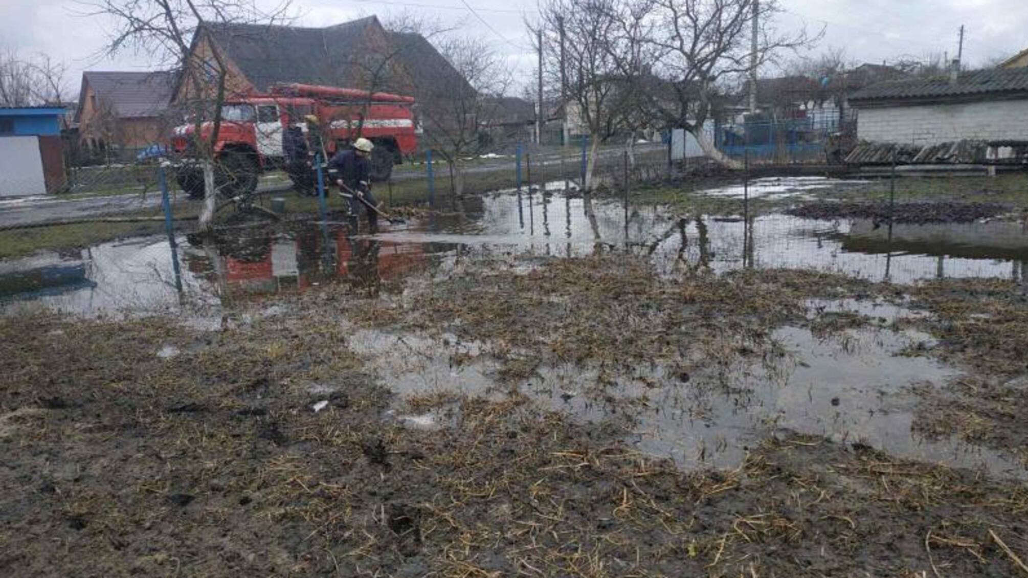 Волинська область: у Турійську рятувальники продовжують допомагати громадянам у викачуванні води від житлових будинків та споруд