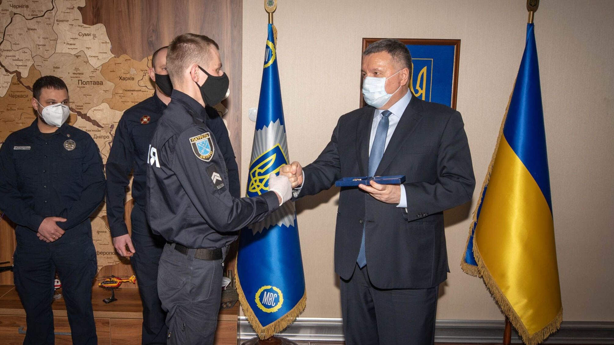 Арсен Аваков нагородив поліцейських, які витягли з-під криги трьох дорослих і дитину