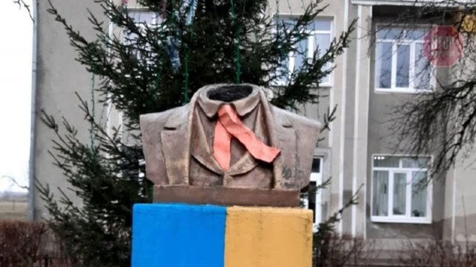 На Прикарпатті невідомі осквернили пам’ятник Шевченка