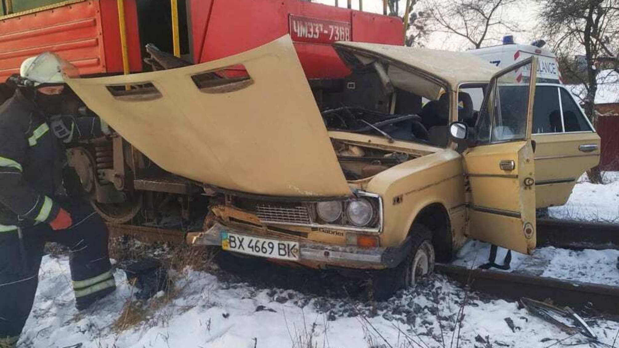 Вінницькі рятувальники провели аварійно-рятувальні роботи на залізничному переїзді