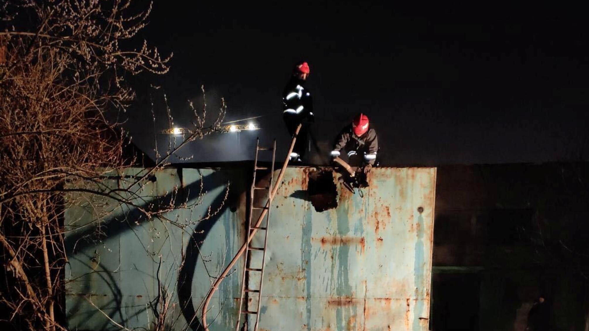 м. Львів: вогнеборці ліквідували пожежу в одноповерховій металевій прибудові
