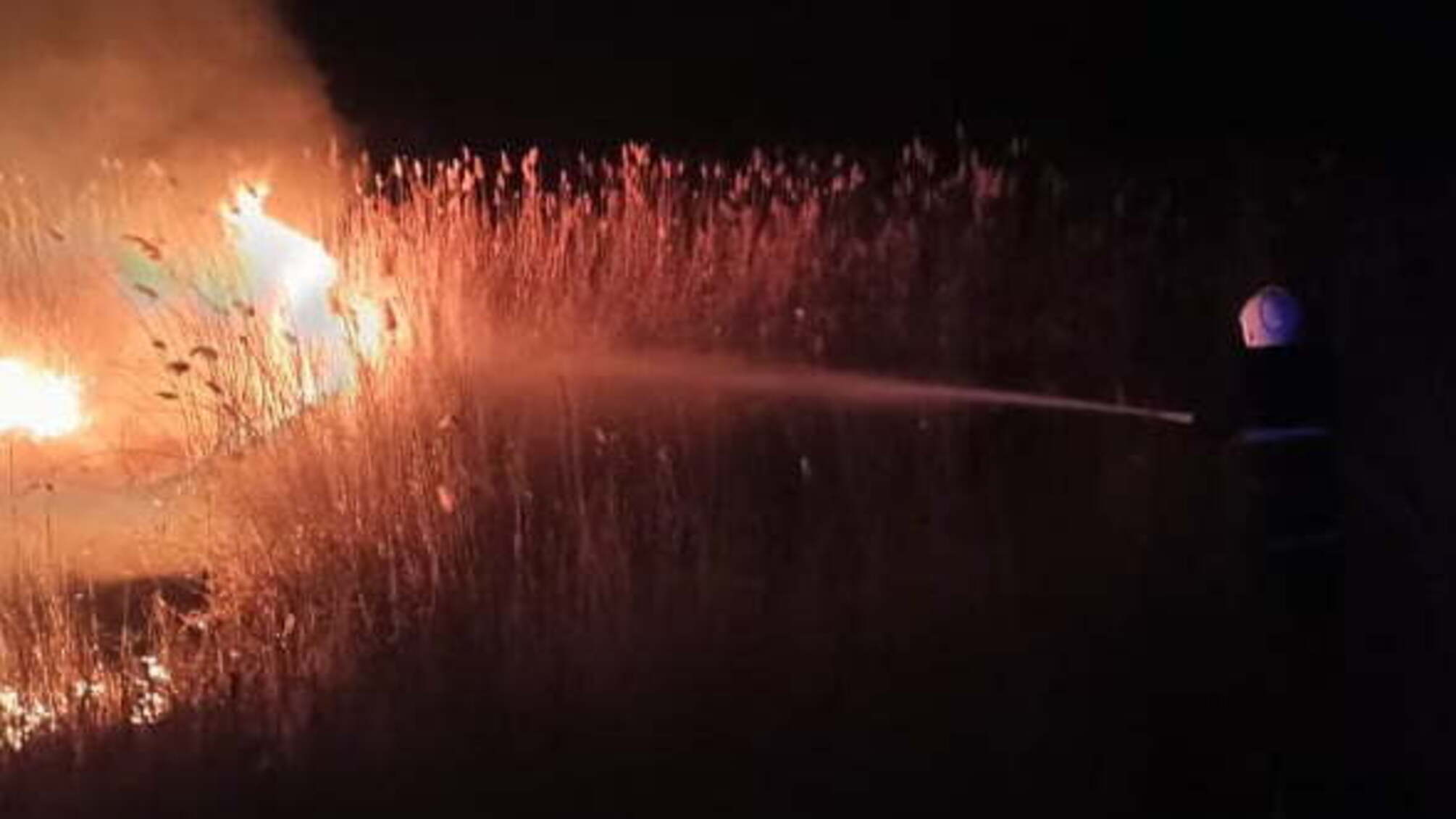 Миколаївська область: вогнеборці продовжують боротись з вогнем на відкритих територіях