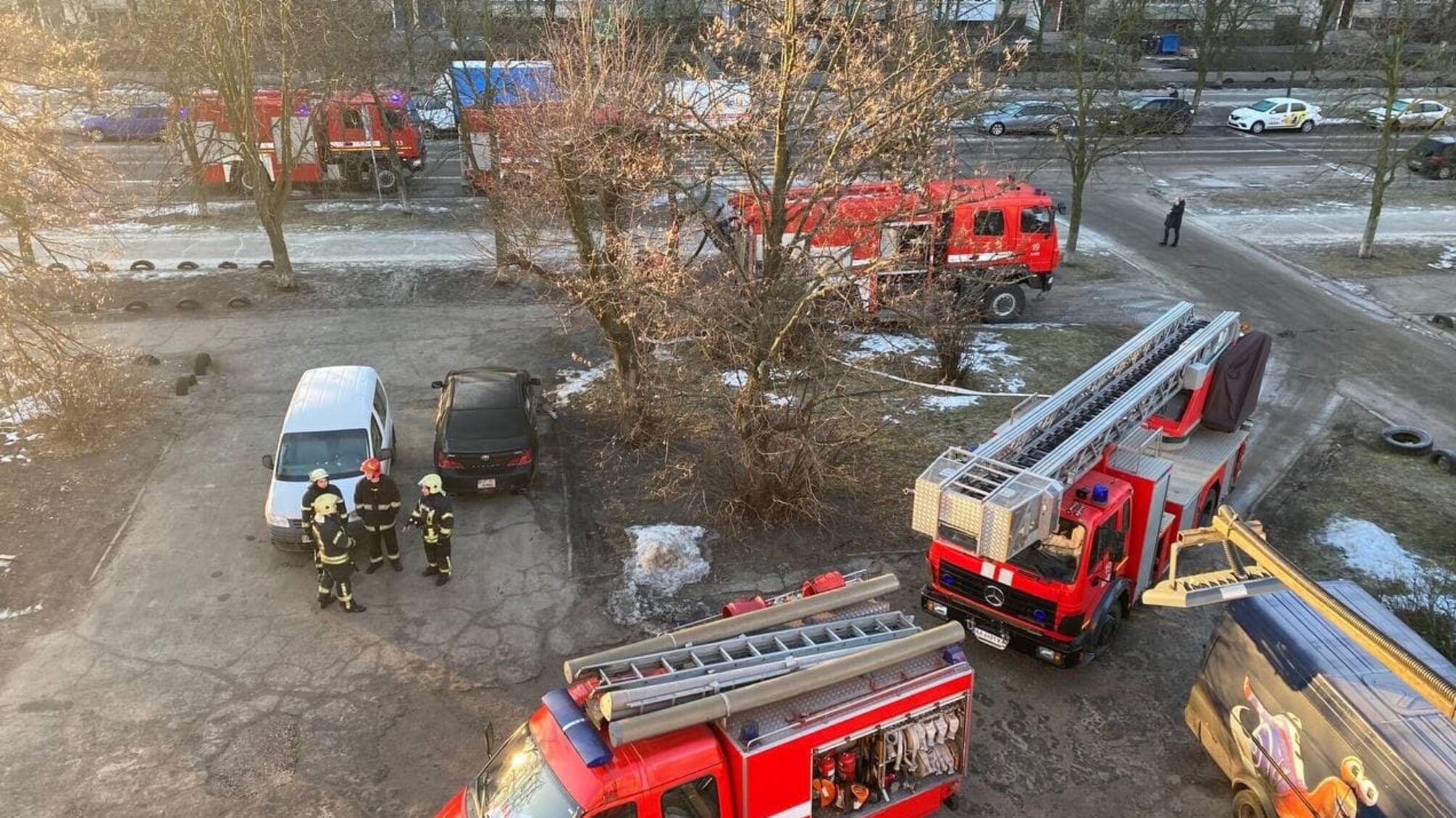 м.Київ: Вогнеборці ліквідували пожежу в адміністративній будівлі
