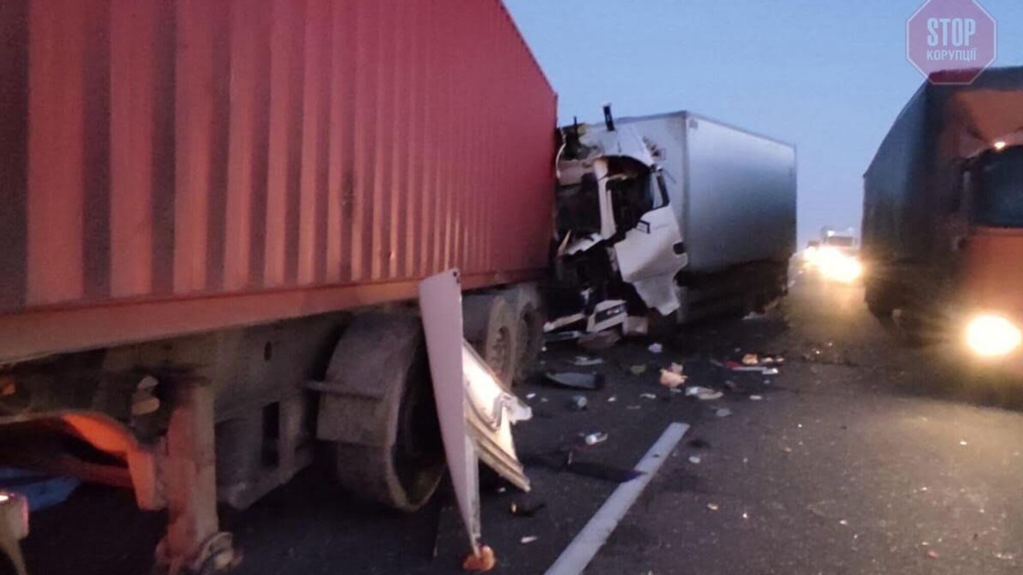 Новини Одеси: під містом фура влетіла у вантажівку, одна людина загинула (фото)