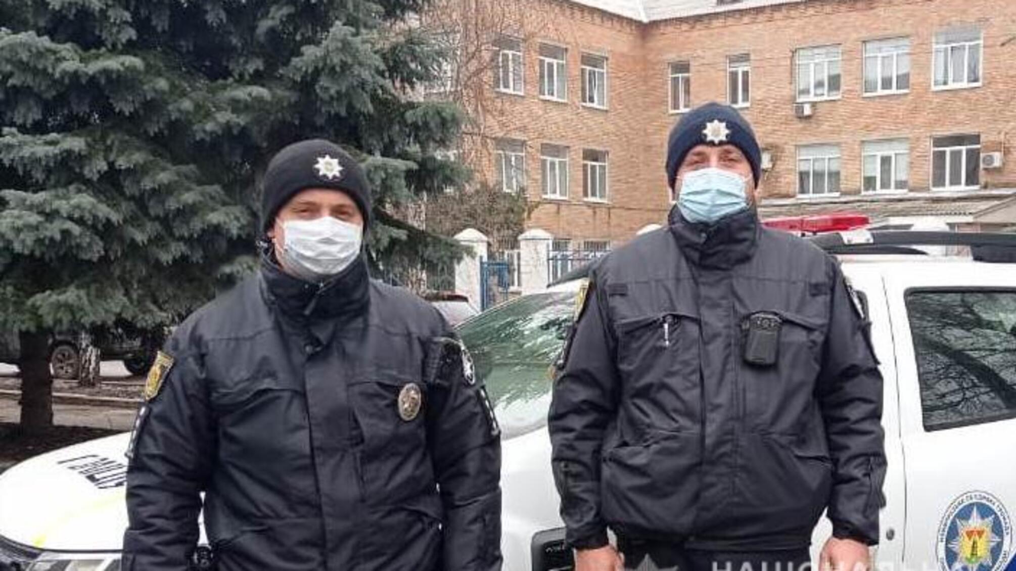 На Кіровоградщині поліцейські офіцери громади допомогли доправити до лікарні тяжко травмованого місцевого жителя