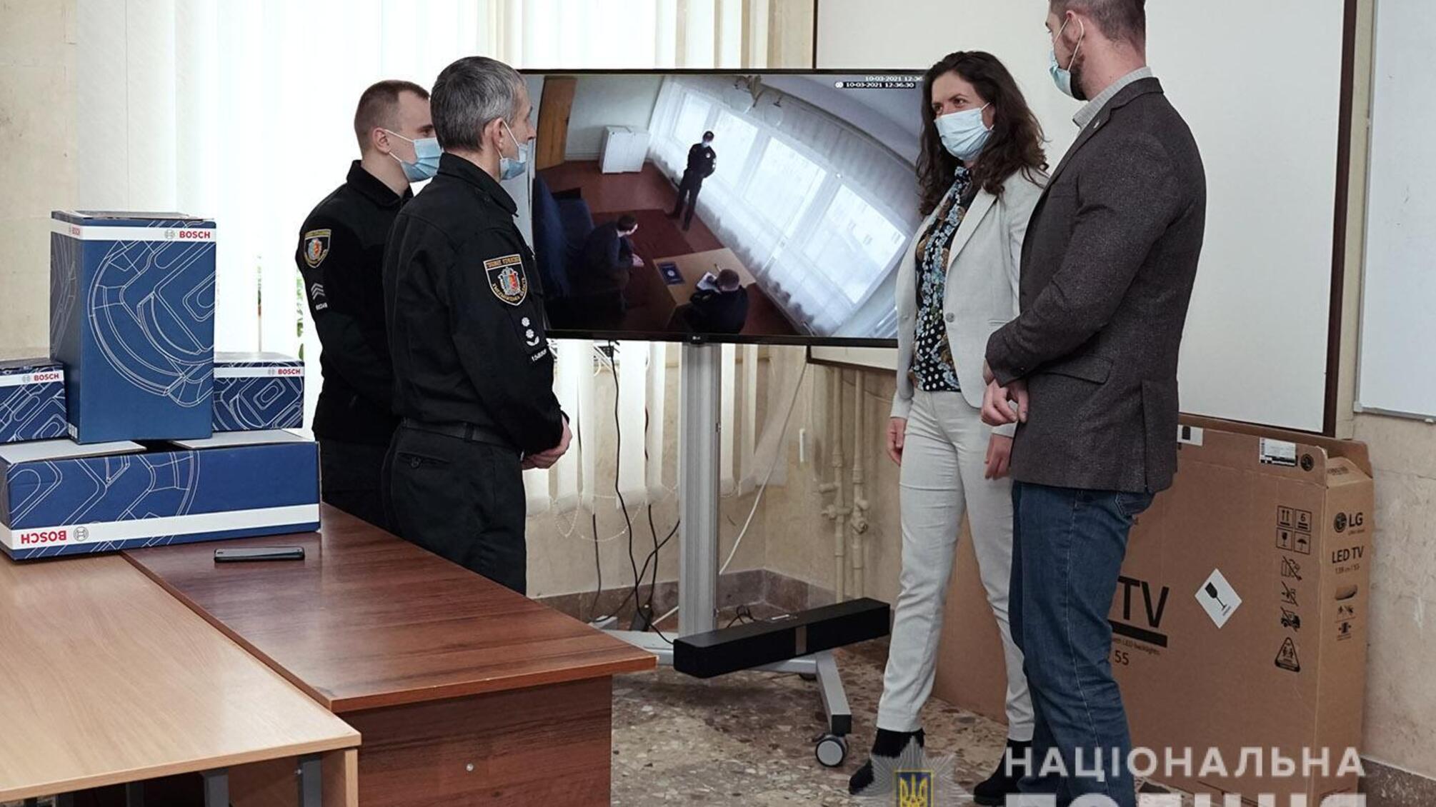 Представники КМЄС передали поліції Хмельниччини обладнання для облаштування інтерактивних навчальних кімнат