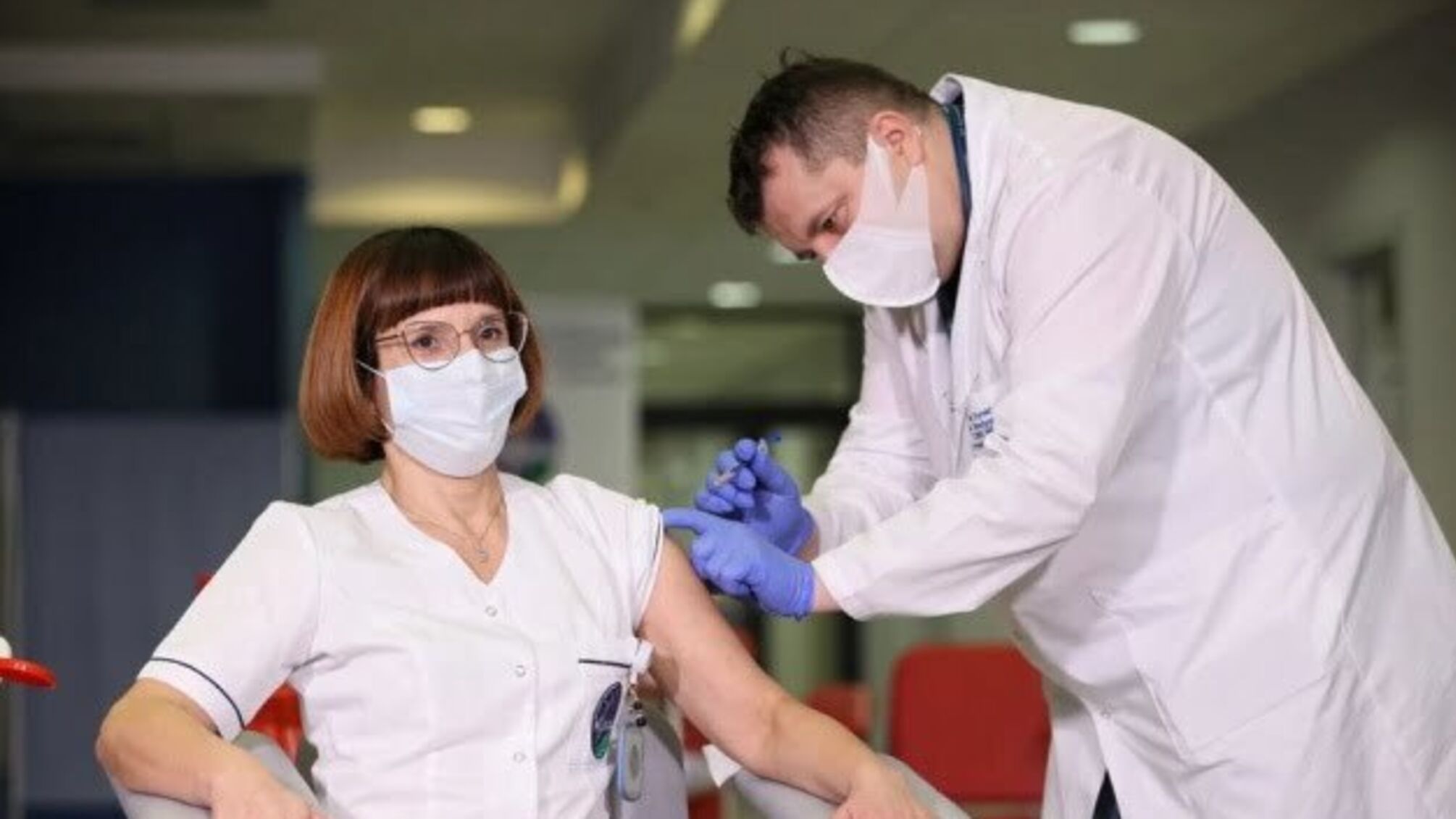 Для лікарів COVID-вакцинація має бути обов'язковою - Медакадемія Франції