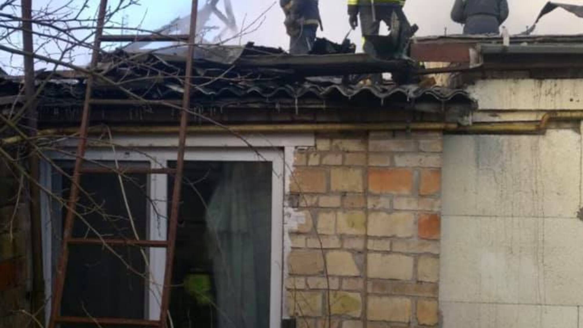 м.Київ: рятувальники ліквідували пожежу на території приватної садиби