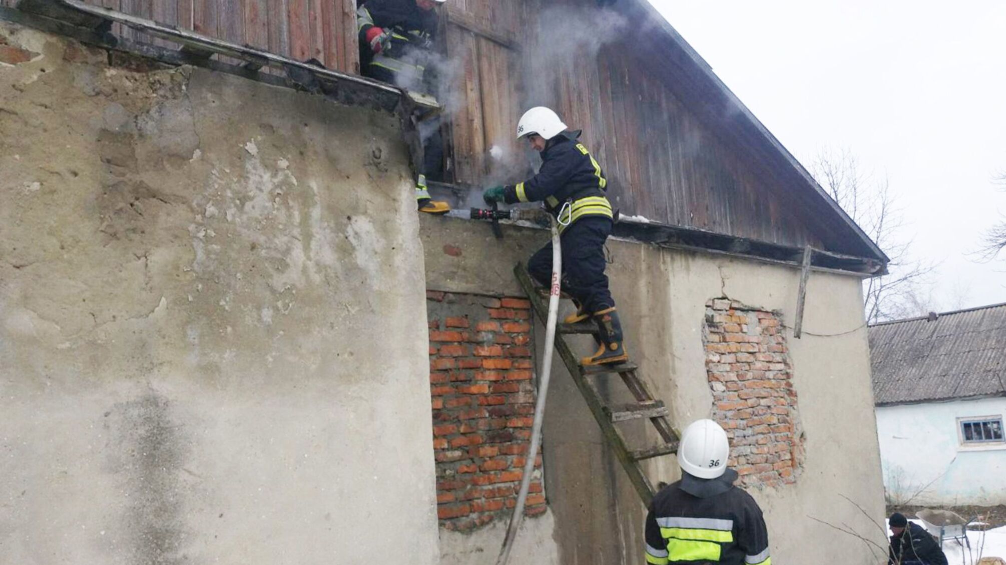 Минулої доби на Хмельниччині вогнеборці врятували від нищівного вогню допоміжну споруду та легковик